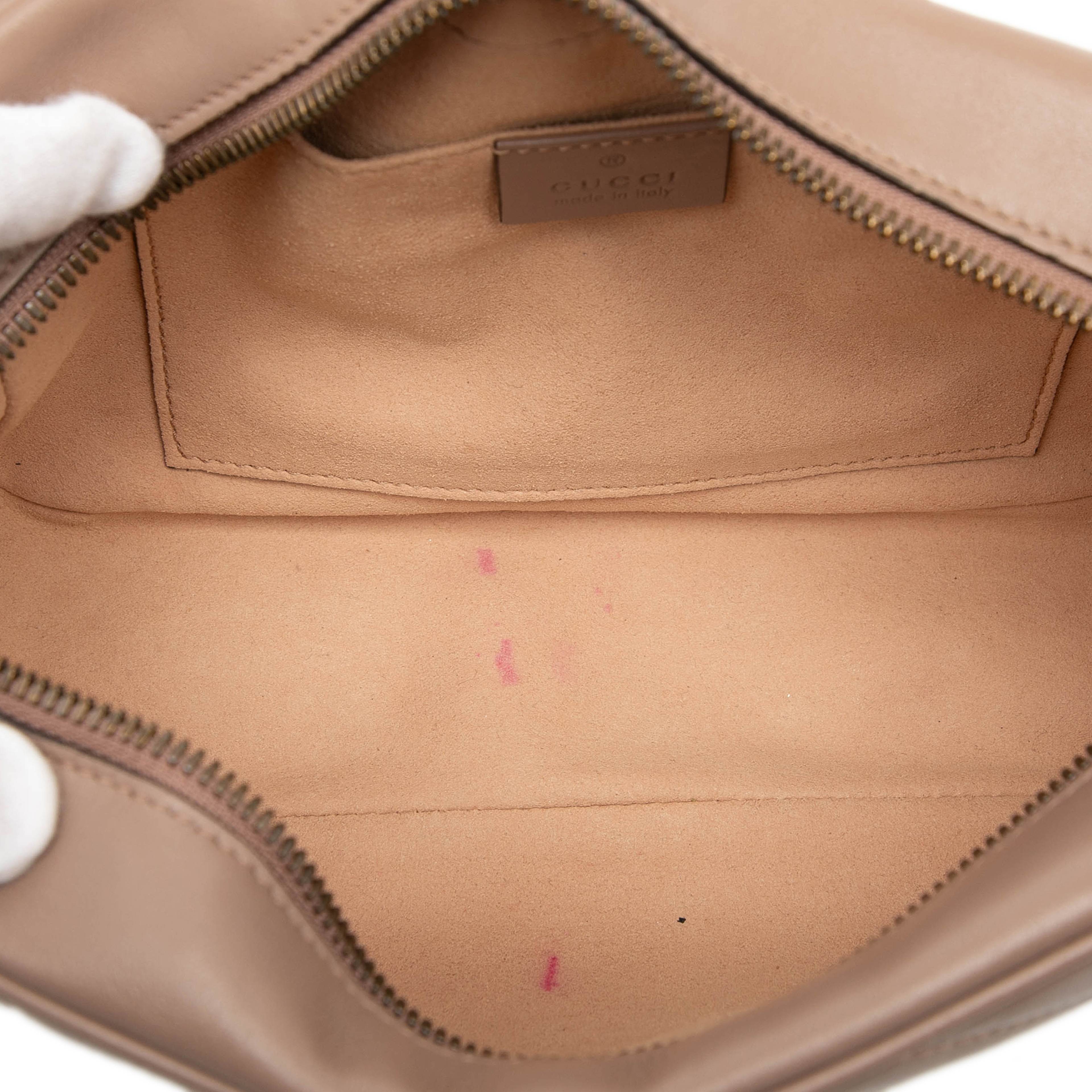 Gucci Small Gg Marmont Matelasse Leather Crossbody, från Luxclusif, i färgen nude. Klicka för att öppna bilden i stort format