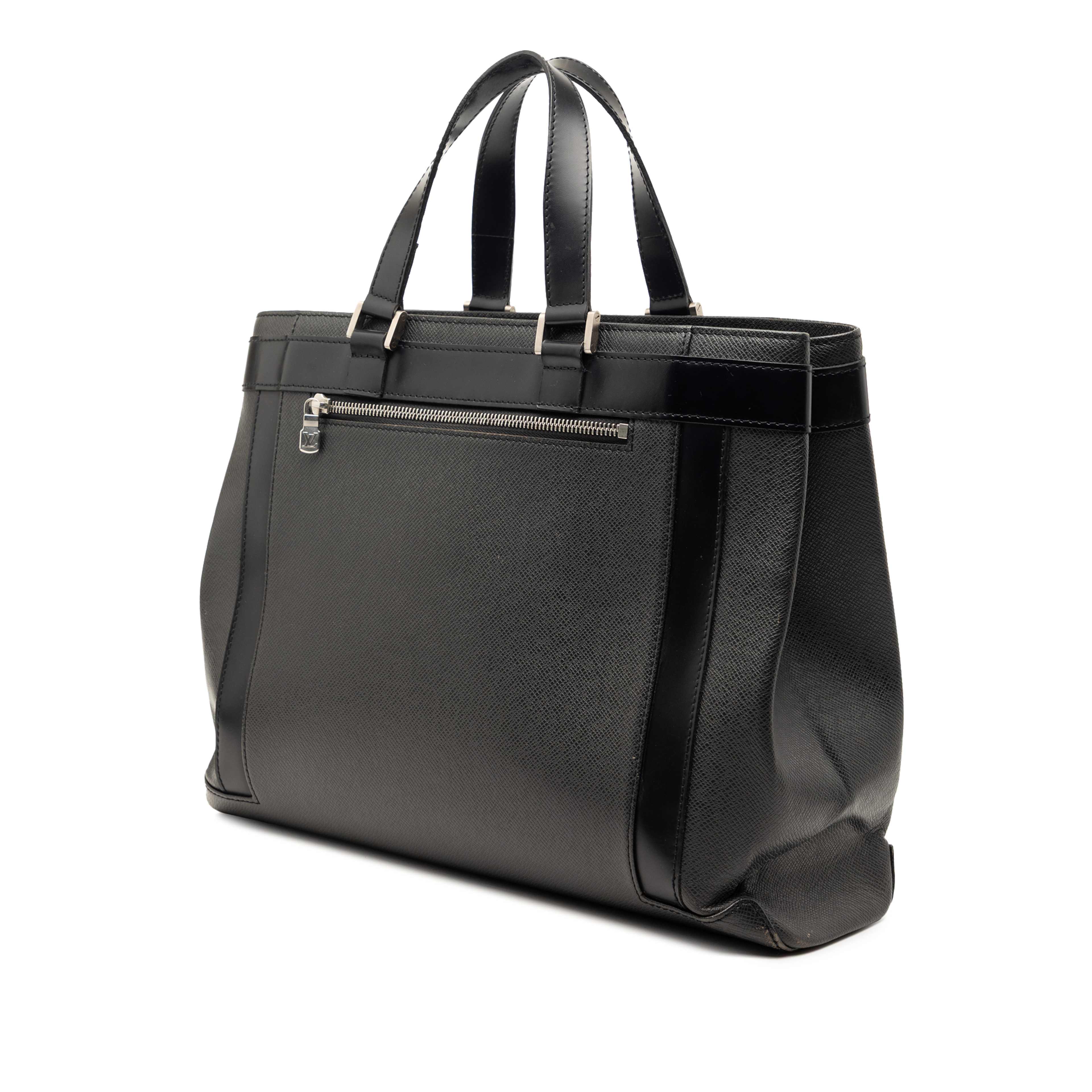 Louis Vuitton Taiga Kasbek Pm, från Luxclusif, i färgen black. Klicka för att öppna bilden i stort format