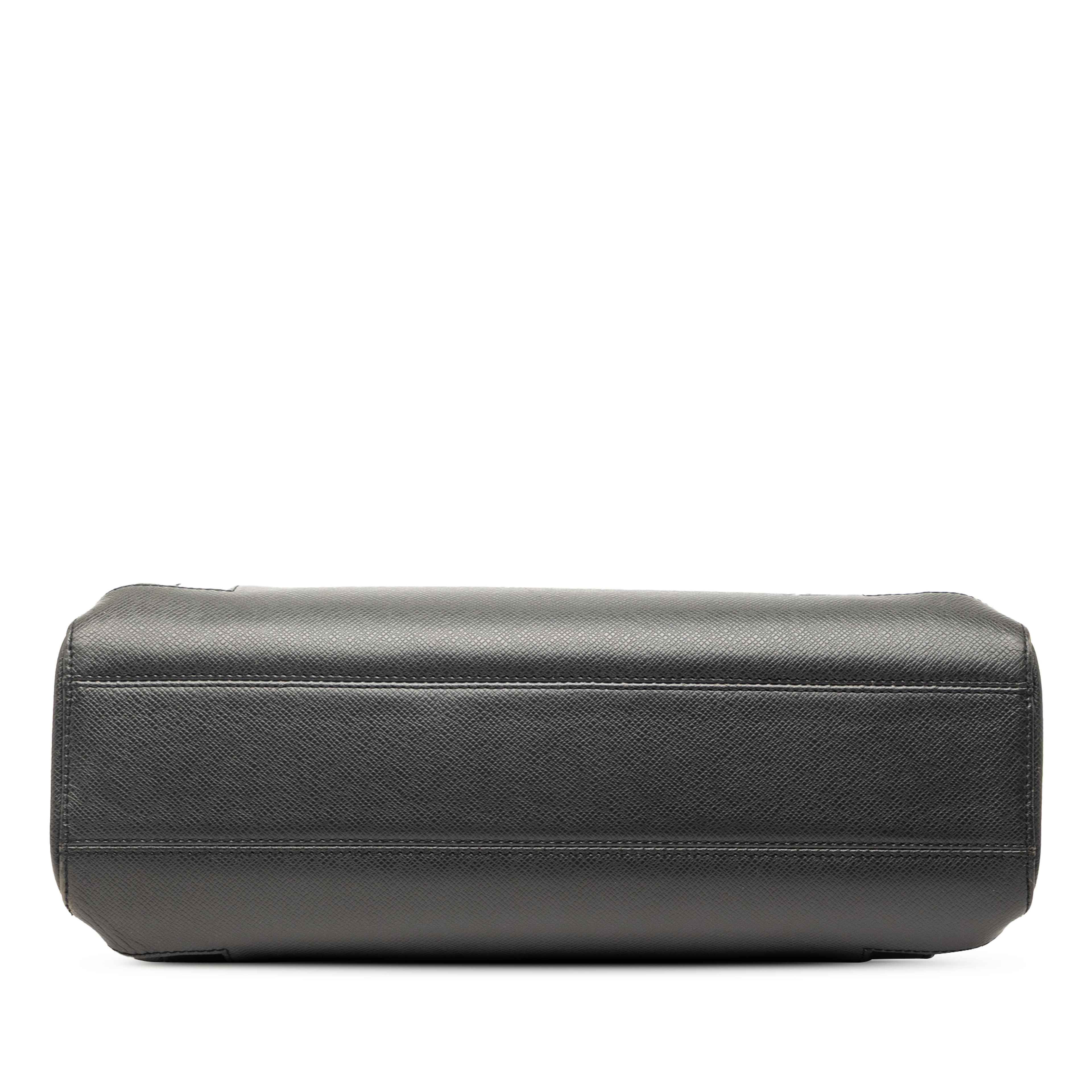 Louis Vuitton Taiga Kasbek Pm, från Luxclusif, i färgen black. Klicka för att öppna bilden i stort format