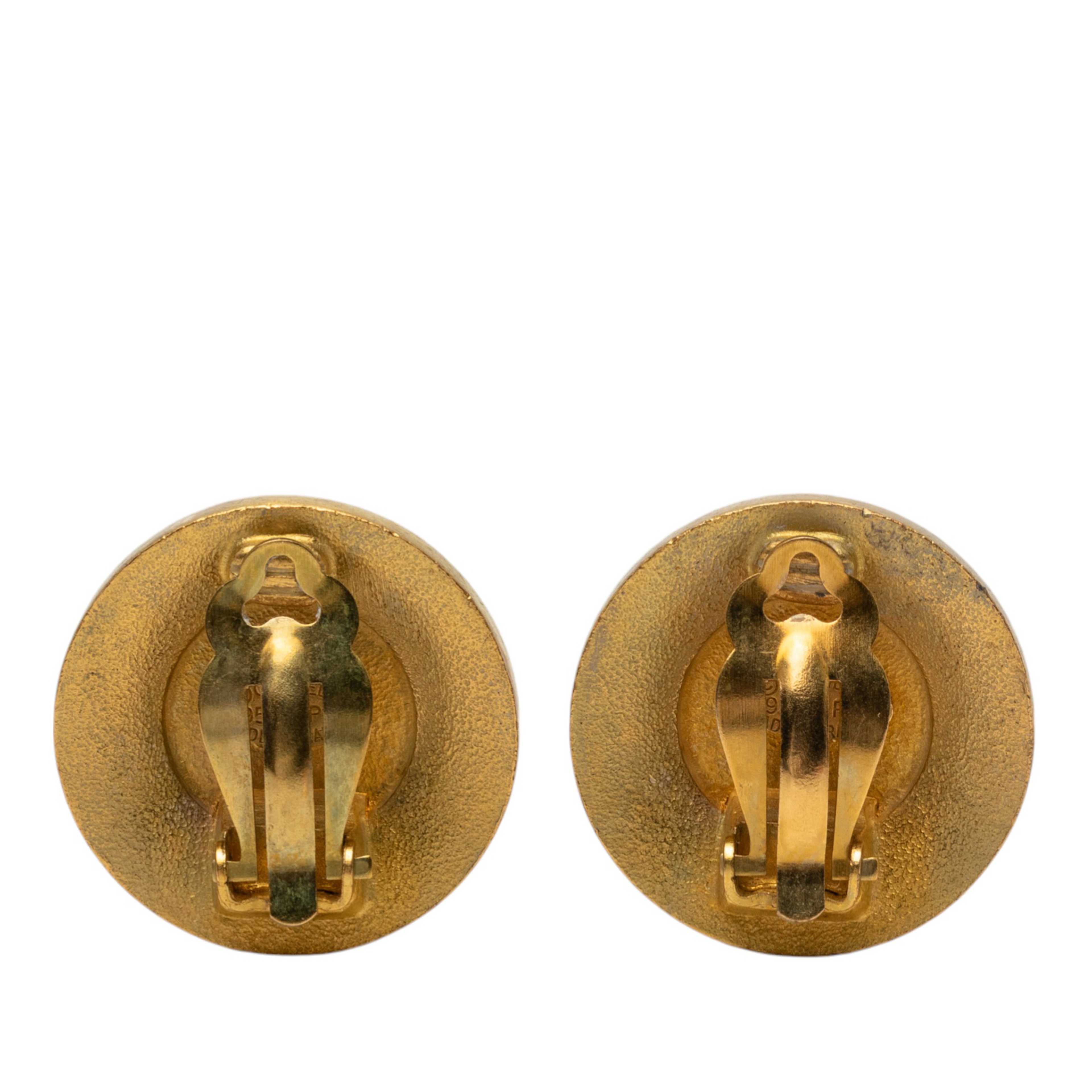 Chanel Cc Gold Plated And Enamel Round Button Clip On Earrings, från Luxclusif, i färgen gold. Klicka för att öppna bilden i stort format