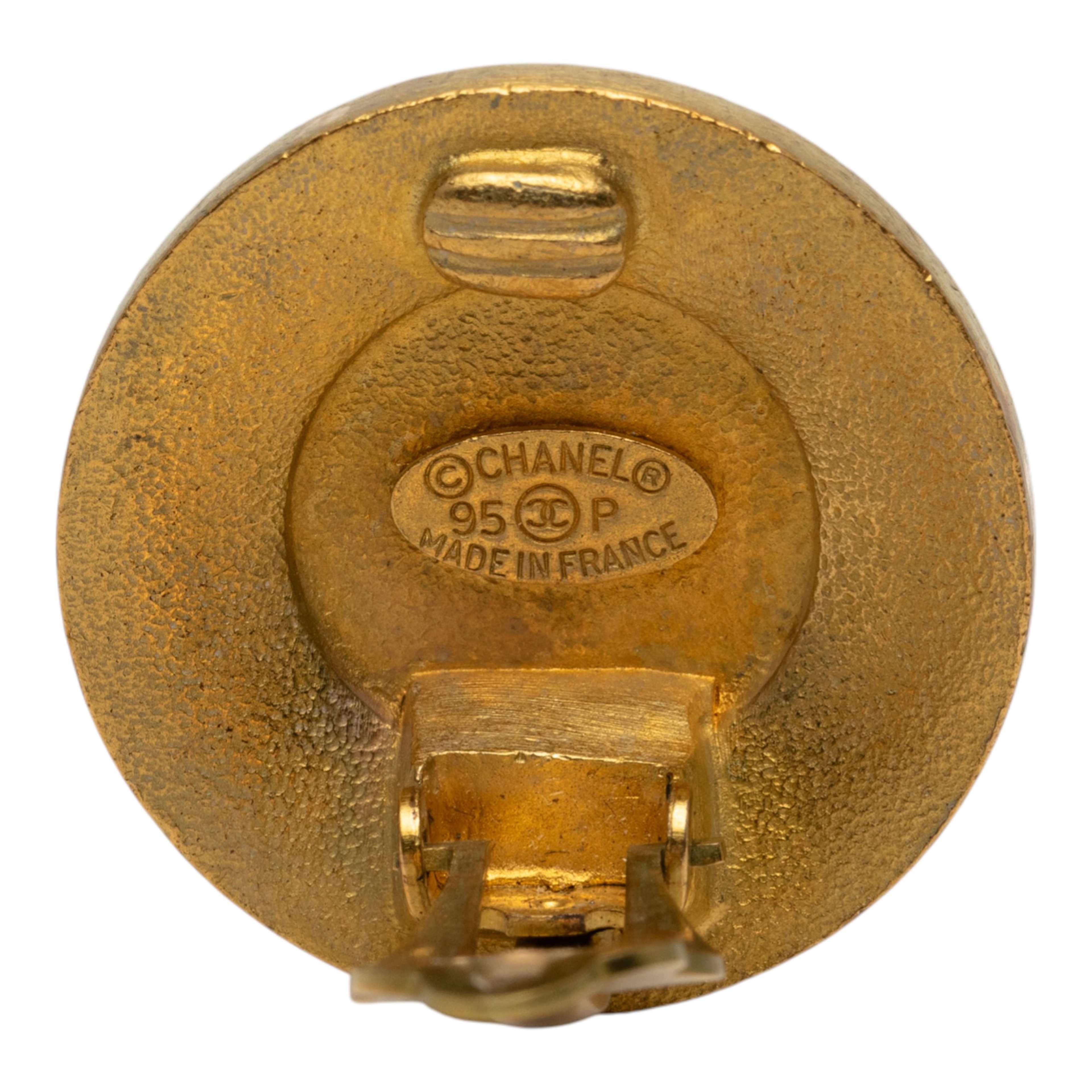 Chanel Cc Gold Plated And Enamel Round Button Clip On Earrings, från Luxclusif, i färgen gold. Klicka för att öppna bilden i stort format