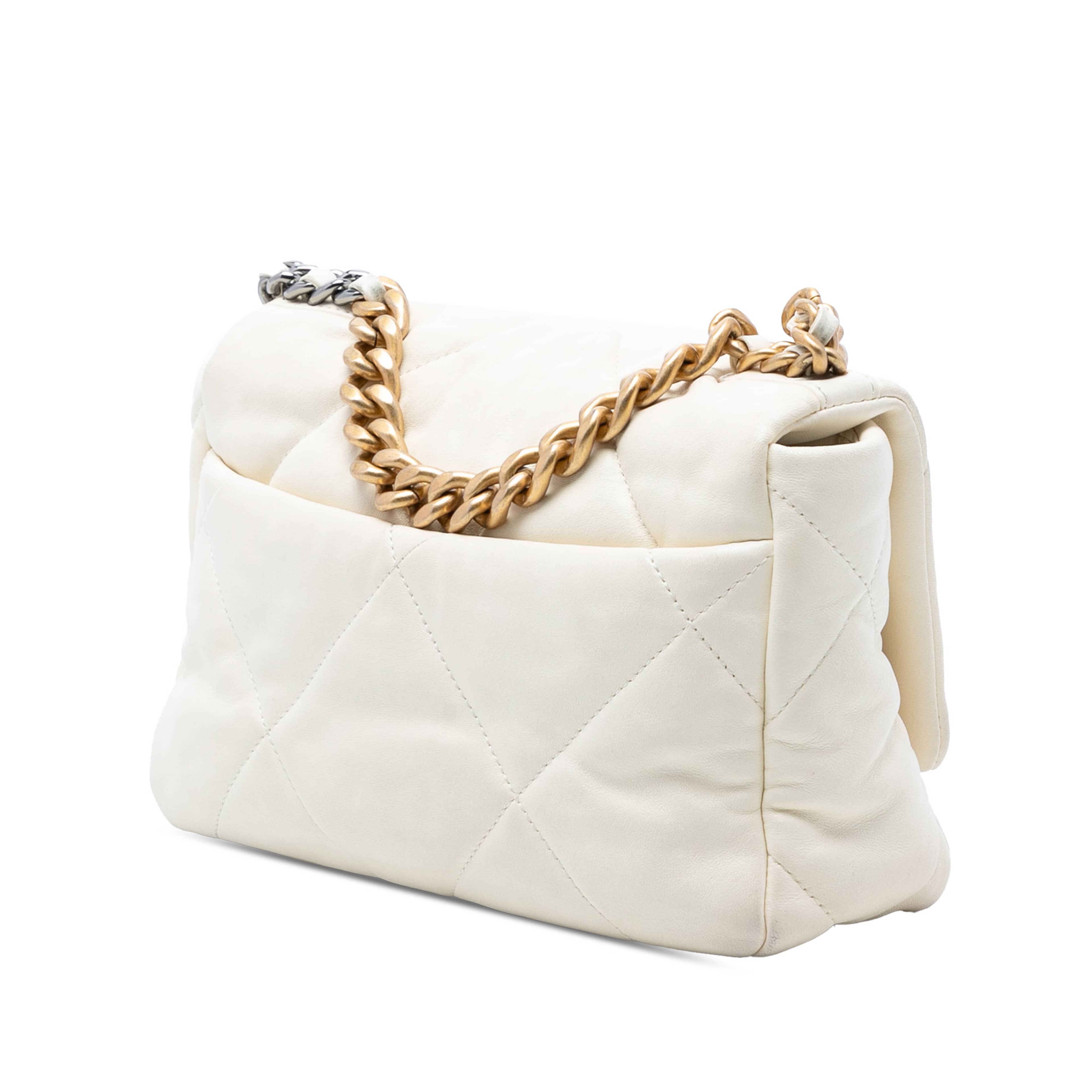 Chanel Medium Lambskin 19 Flap, från Luxclusif, i färgen white. Klicka för att öppna bilden i stort format