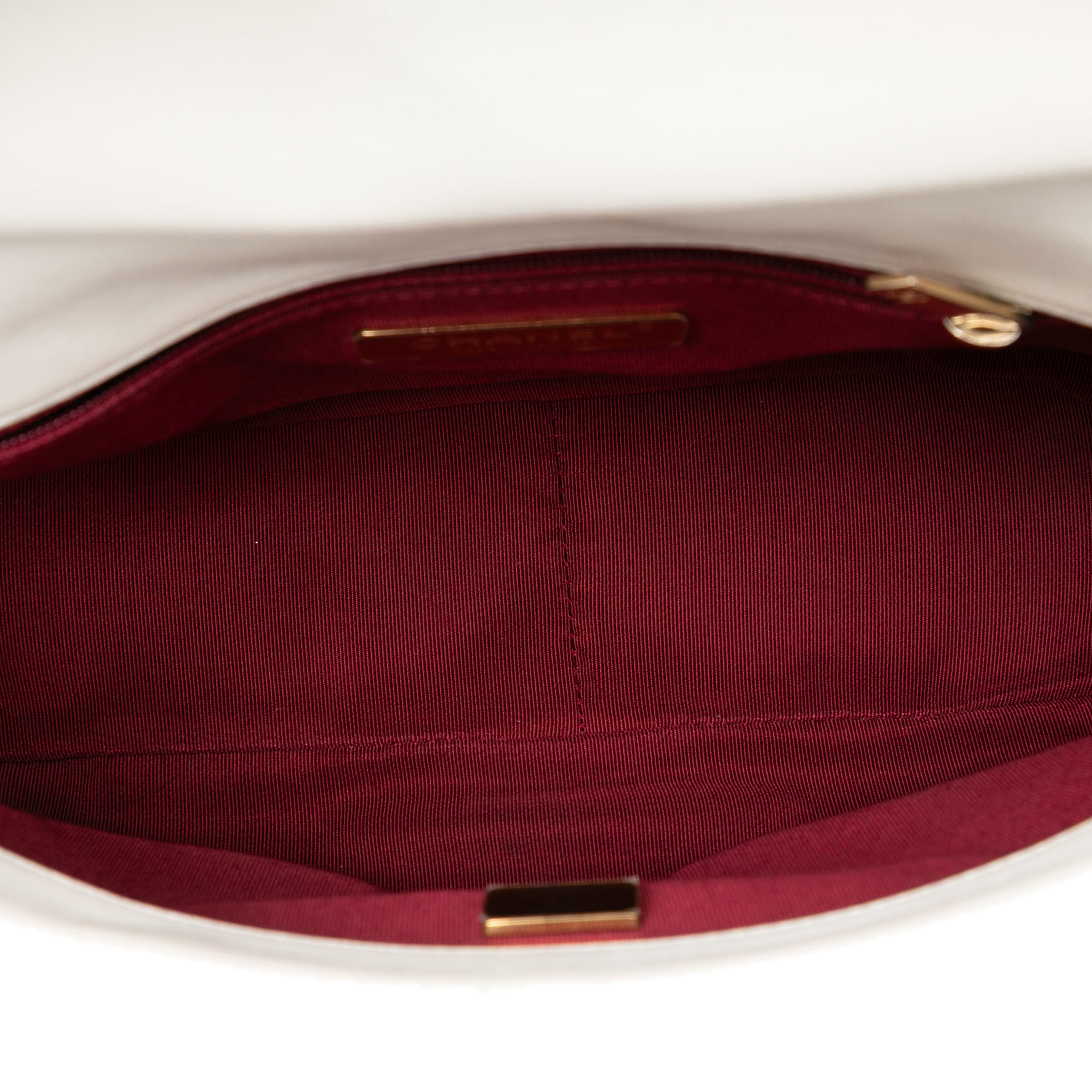 Chanel Medium Lambskin 19 Flap, från Luxclusif, i färgen white. Klicka för att öppna bilden i stort format