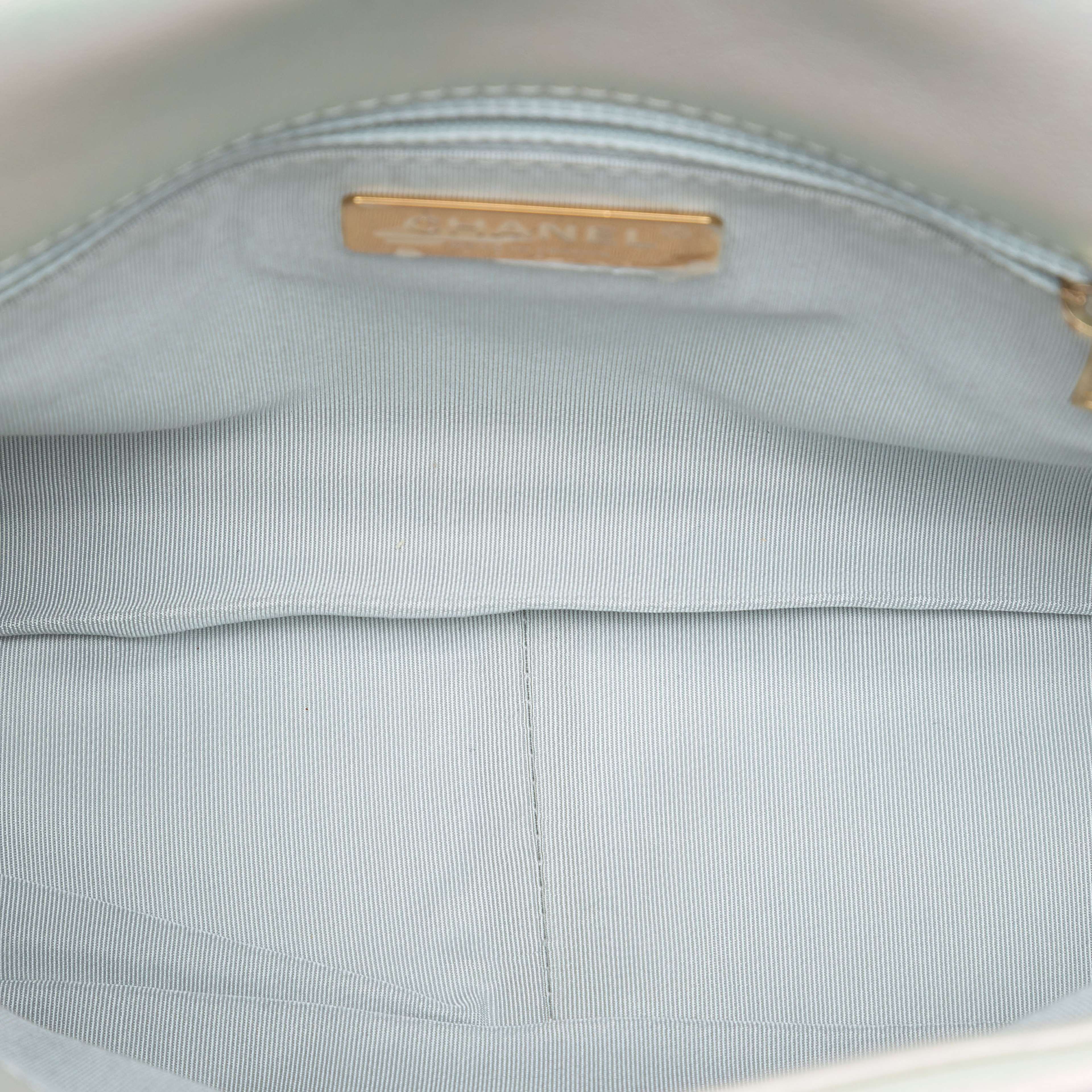 Chanel Large Iridescent Lambskin 19 Flap, från Luxclusif, i färgen silver. Klicka för att öppna bilden i stort format