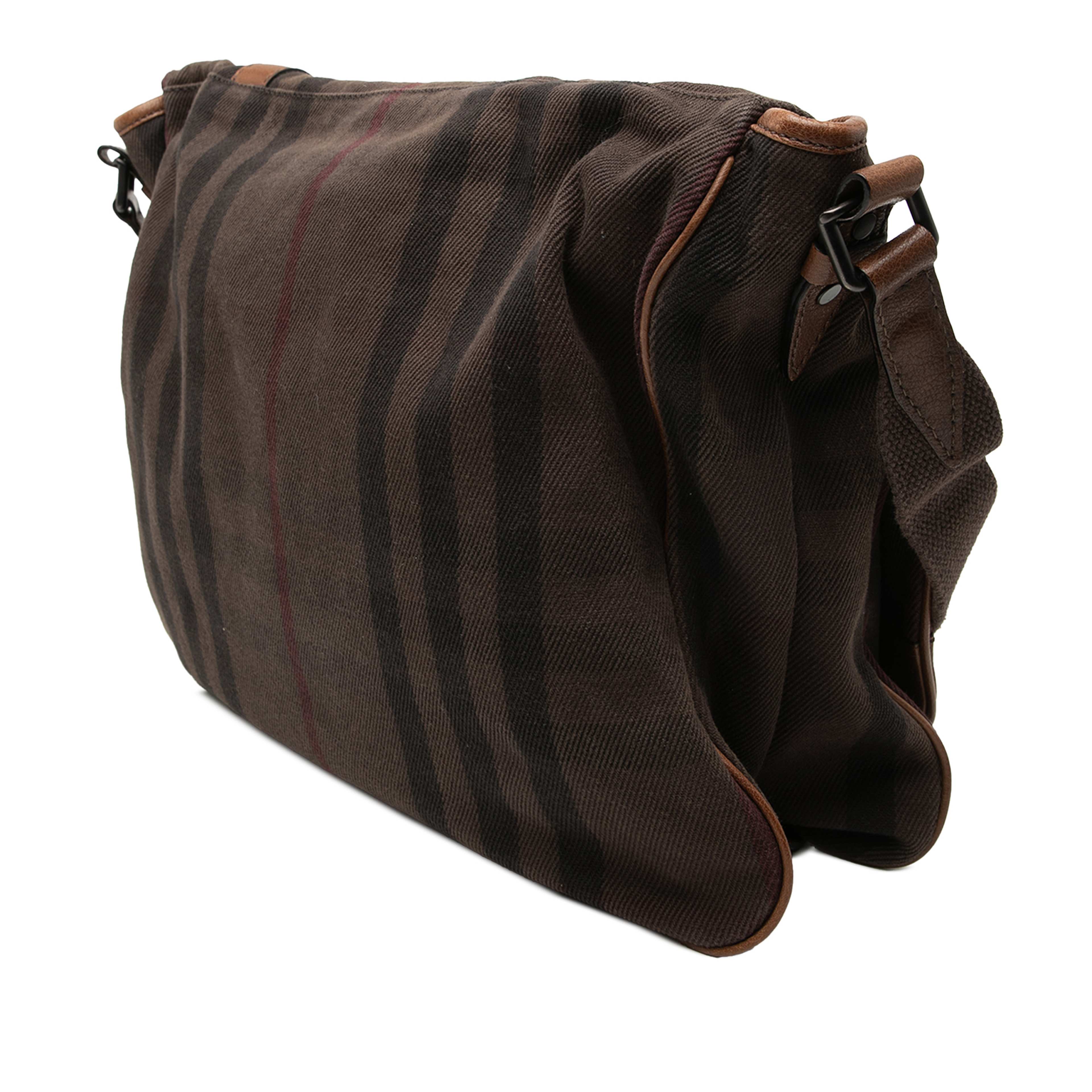 Burberry Smoke Check Canvas Messenger Bag, från Luxclusif, i färgen brown. Klicka för att öppna bilden i stort format