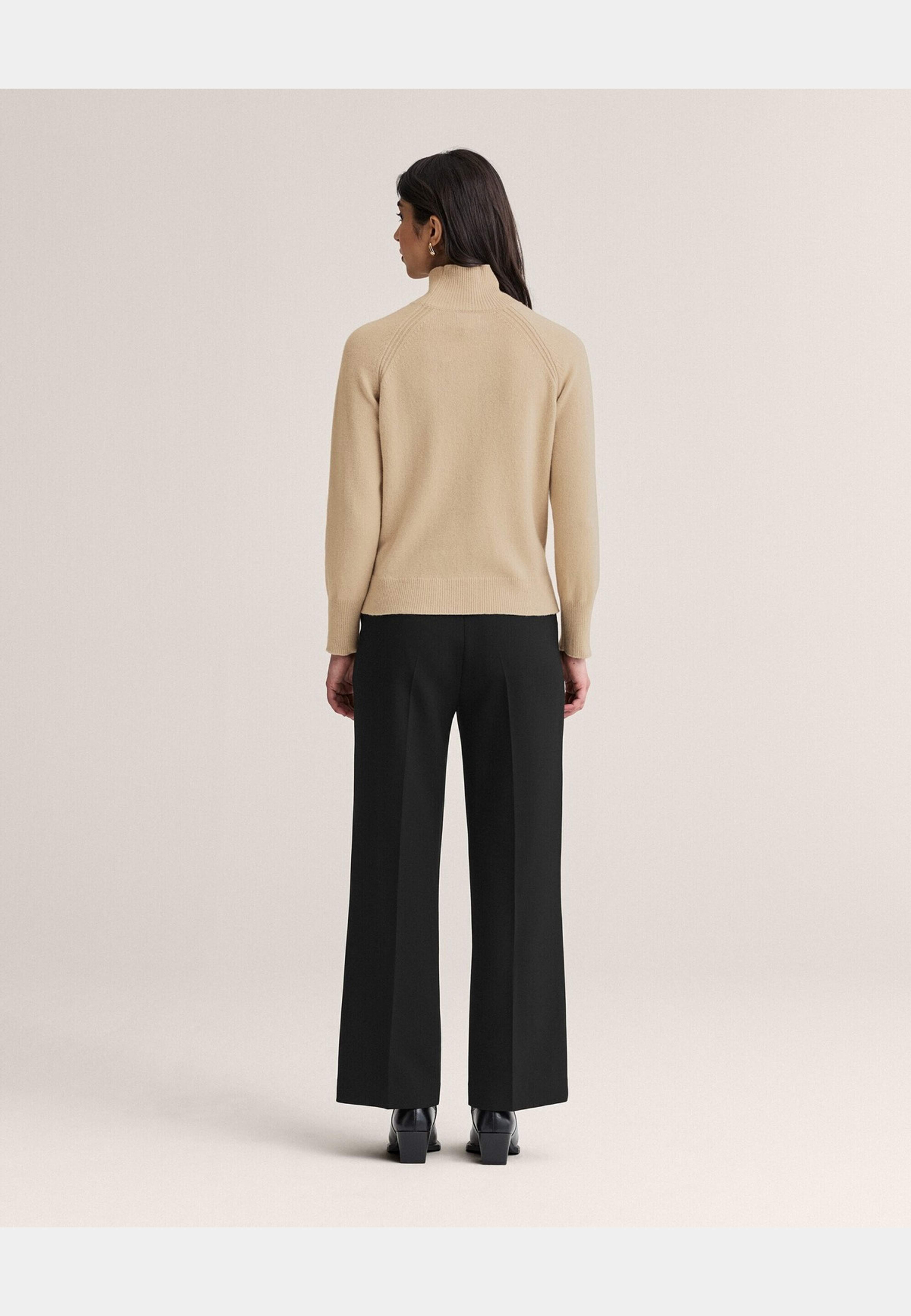 Stickad Polotröja Mira, från Newhouse, i färgen beige. Klicka för att öppna bilden i stort format