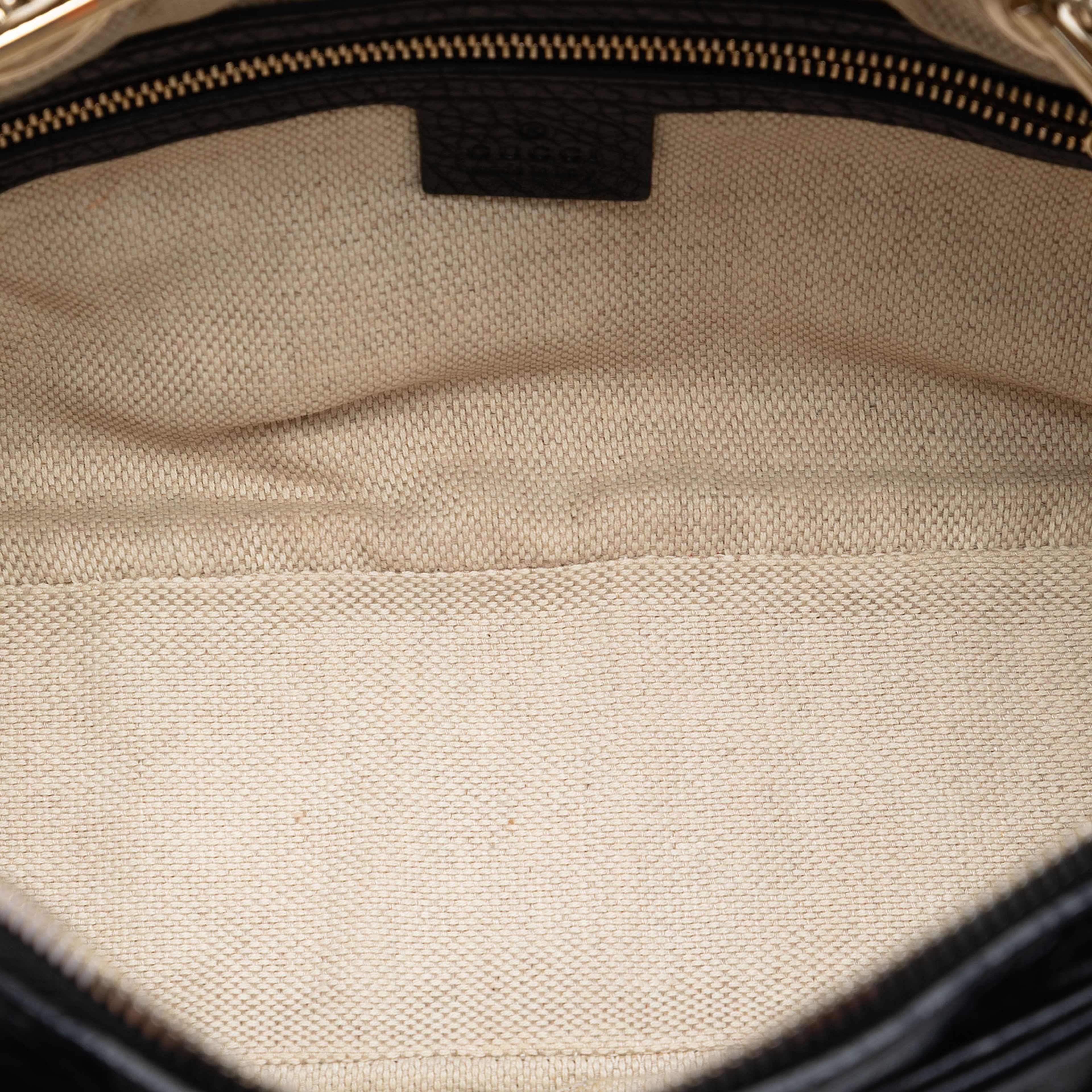Gucci Pebbled Leather Soho Chain Zip Shoulder Bag, från Luxclusif, i färgen black. Klicka för att öppna bilden i stort format