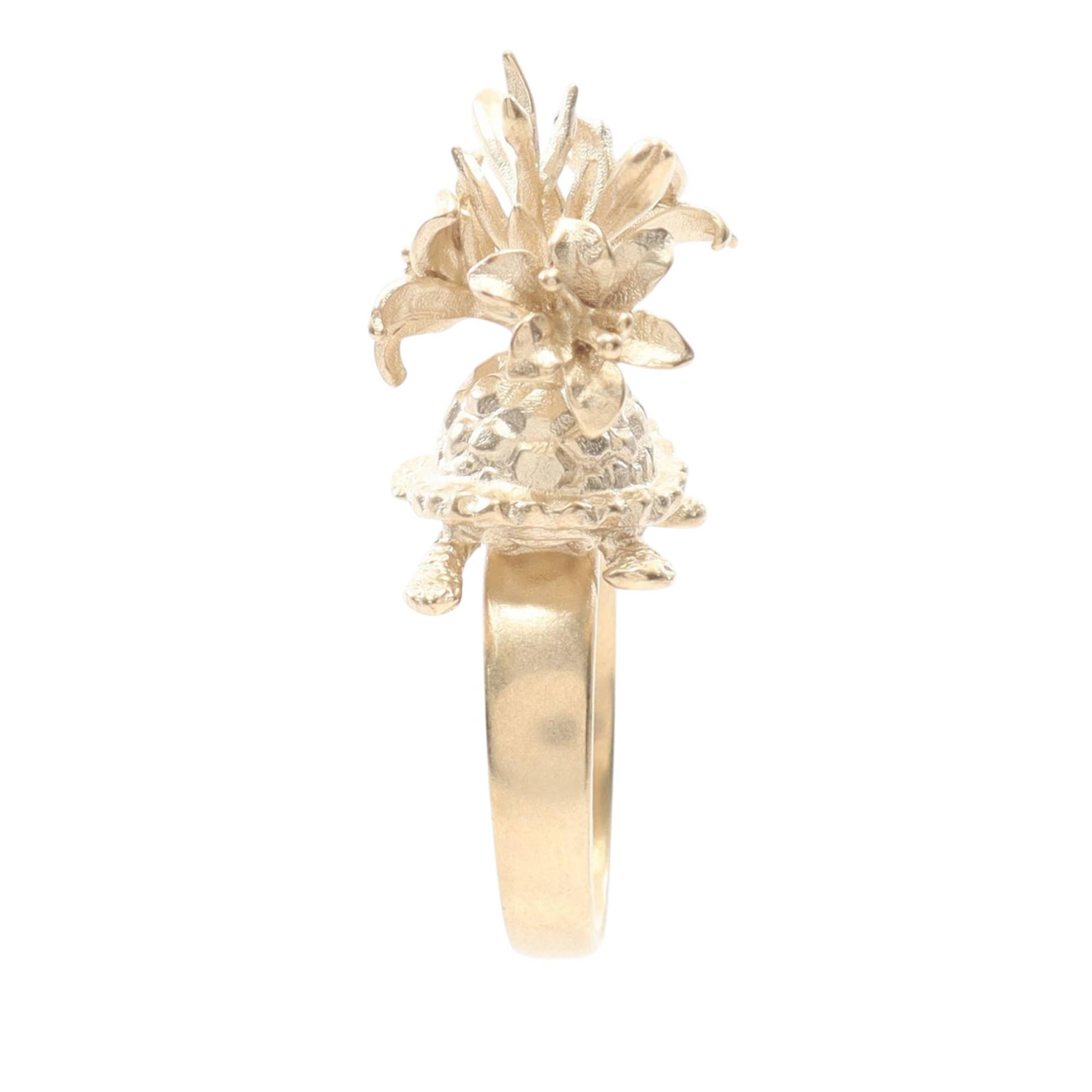 Dior Gold Plated Turtle Flower Ring, från Luxclusif, i färgen gold. Klicka för att öppna bilden i stort format