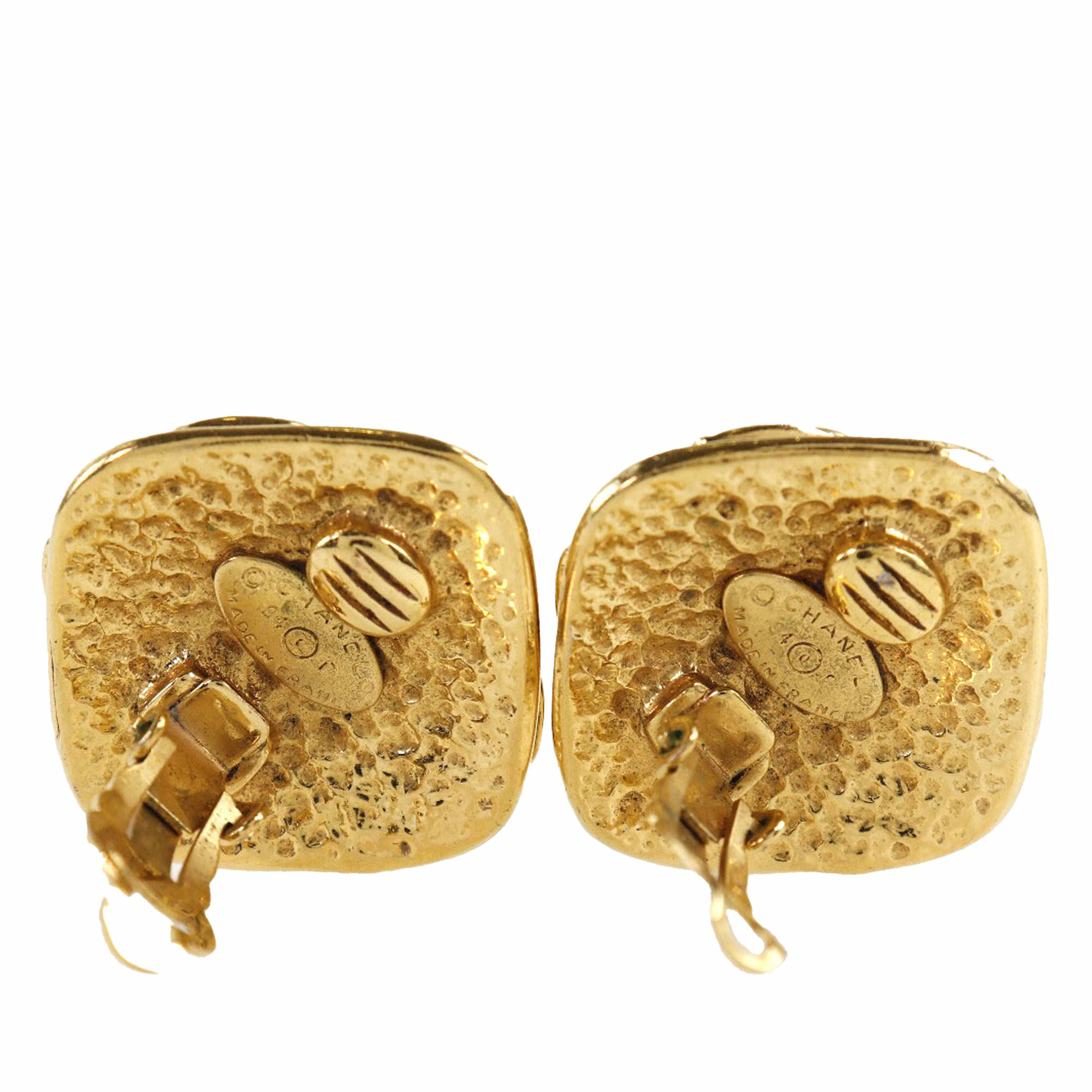 Chanel Cc Gold Plated Diamond Shape Clip On Earrings, från Luxclusif, i färgen gold. Klicka för att öppna bilden i stort format