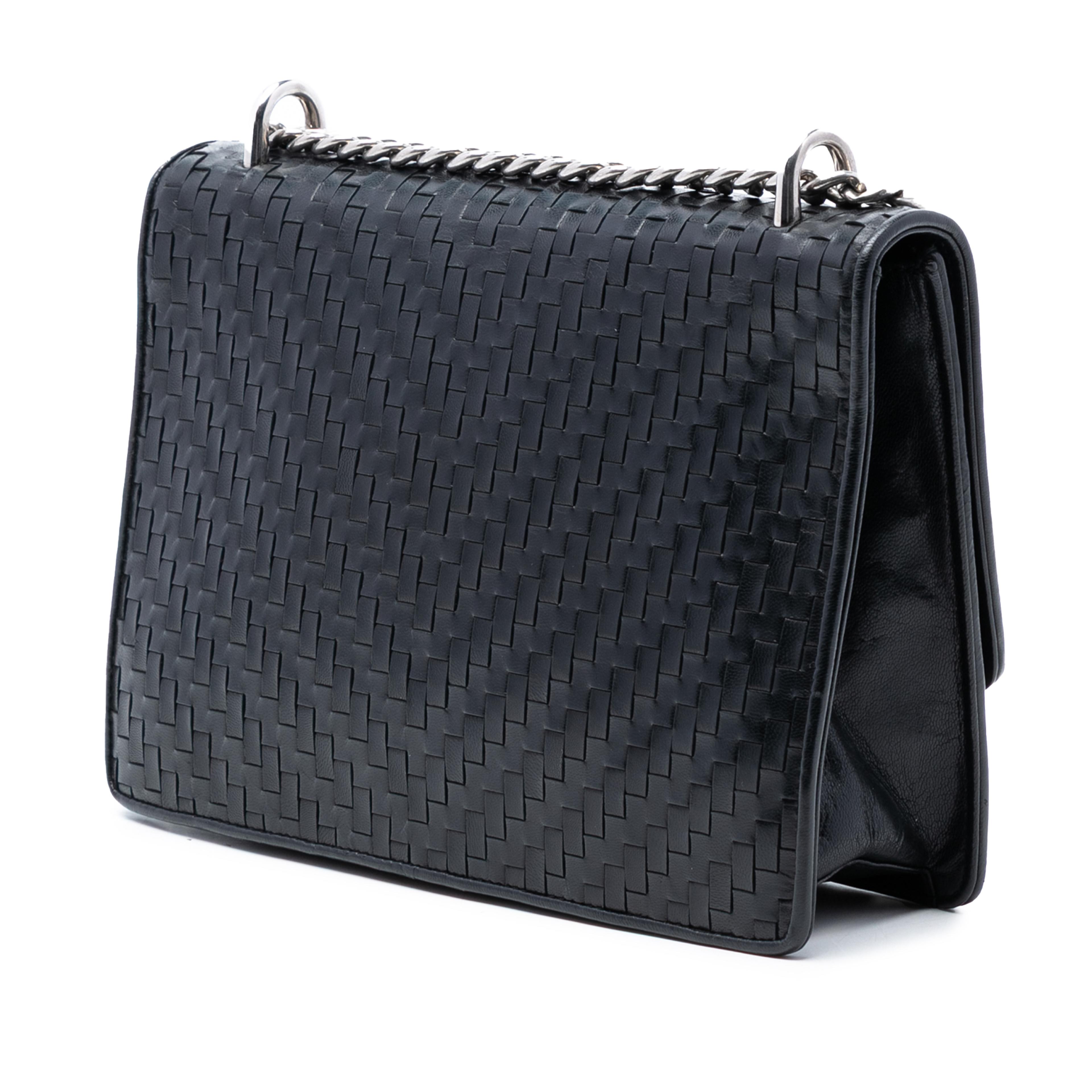 Prada Woven Madras Leather Chain Flap Bag, från Luxclusif, i färgen black. Klicka för att öppna bilden i stort format