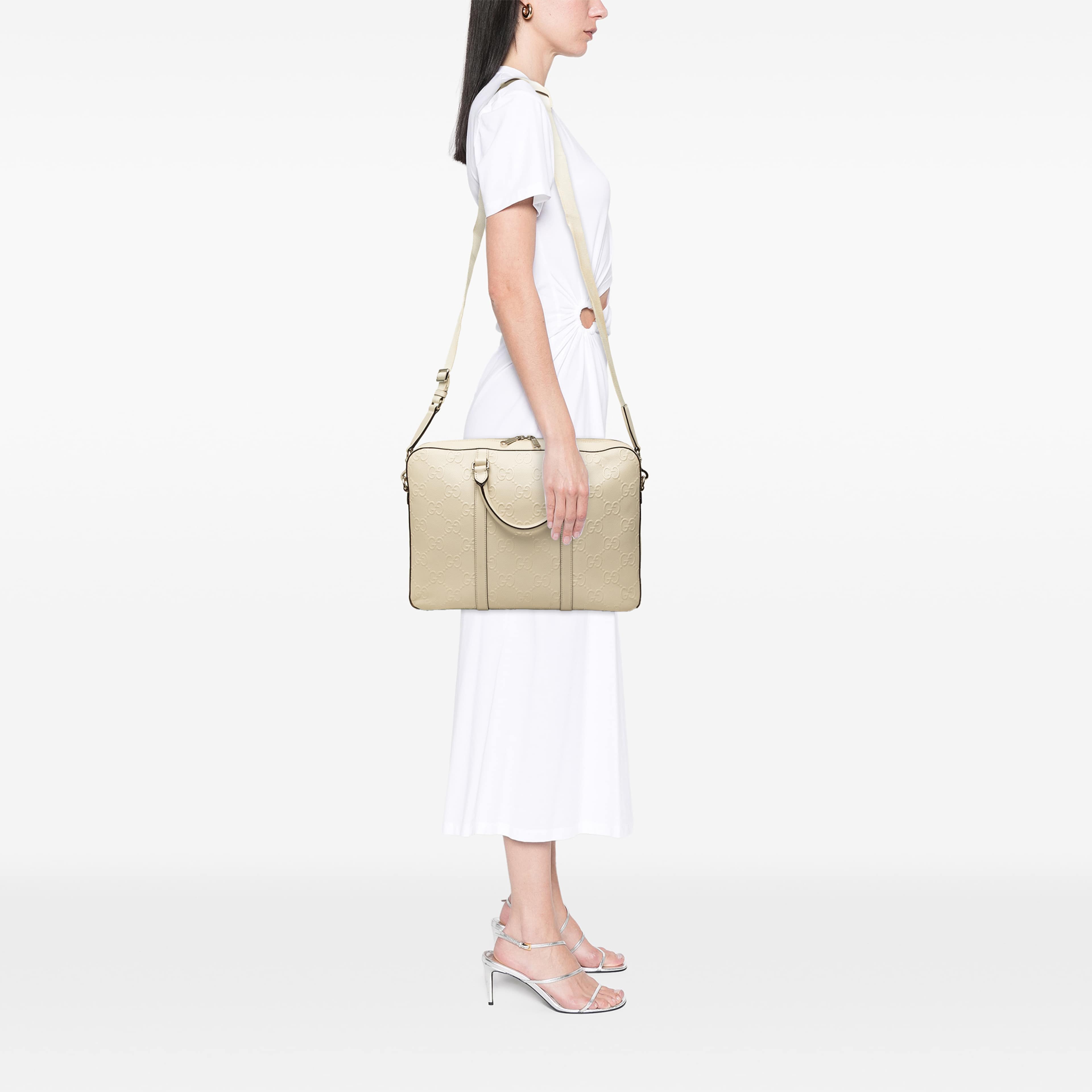 Gucci Gg Embossed Perforated Calfskin Business Bag, från Luxclusif, i färgen vit. Klicka för att öppna bilden i stort format