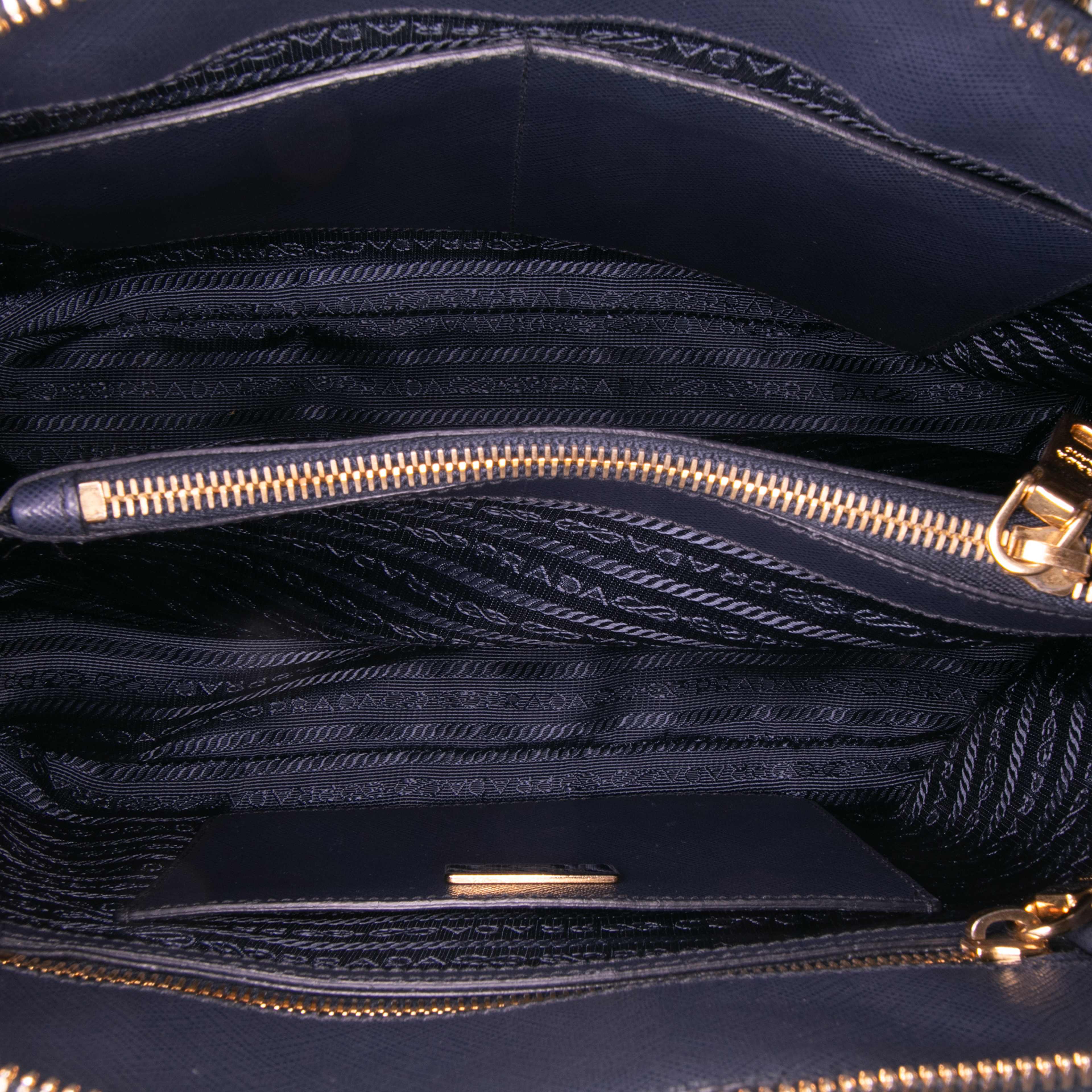 Prada Medium Saffiano Lux Promenade Satchel, från Luxclusif, i färgen navy.