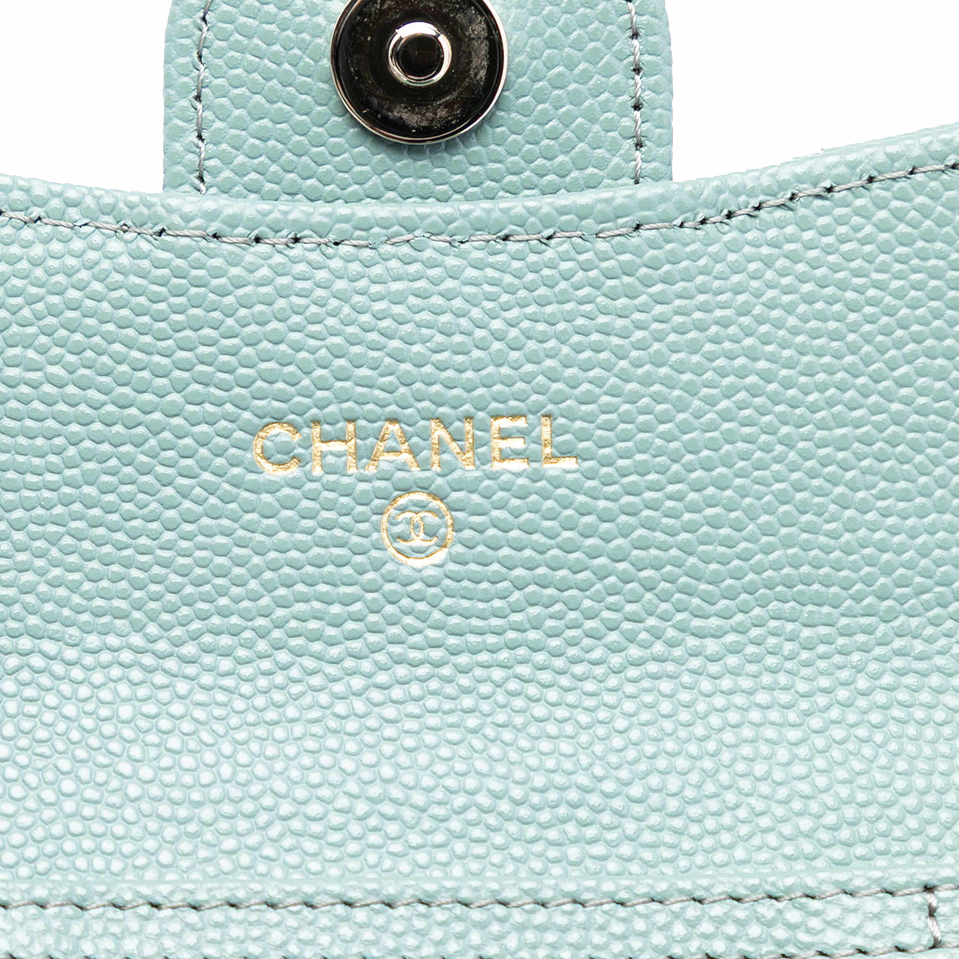 Chanel Cc Quilted Caviar Flap Card Holder On Chain, från Luxclusif, i färgen light blue. Klicka för att öppna bilden i stort format