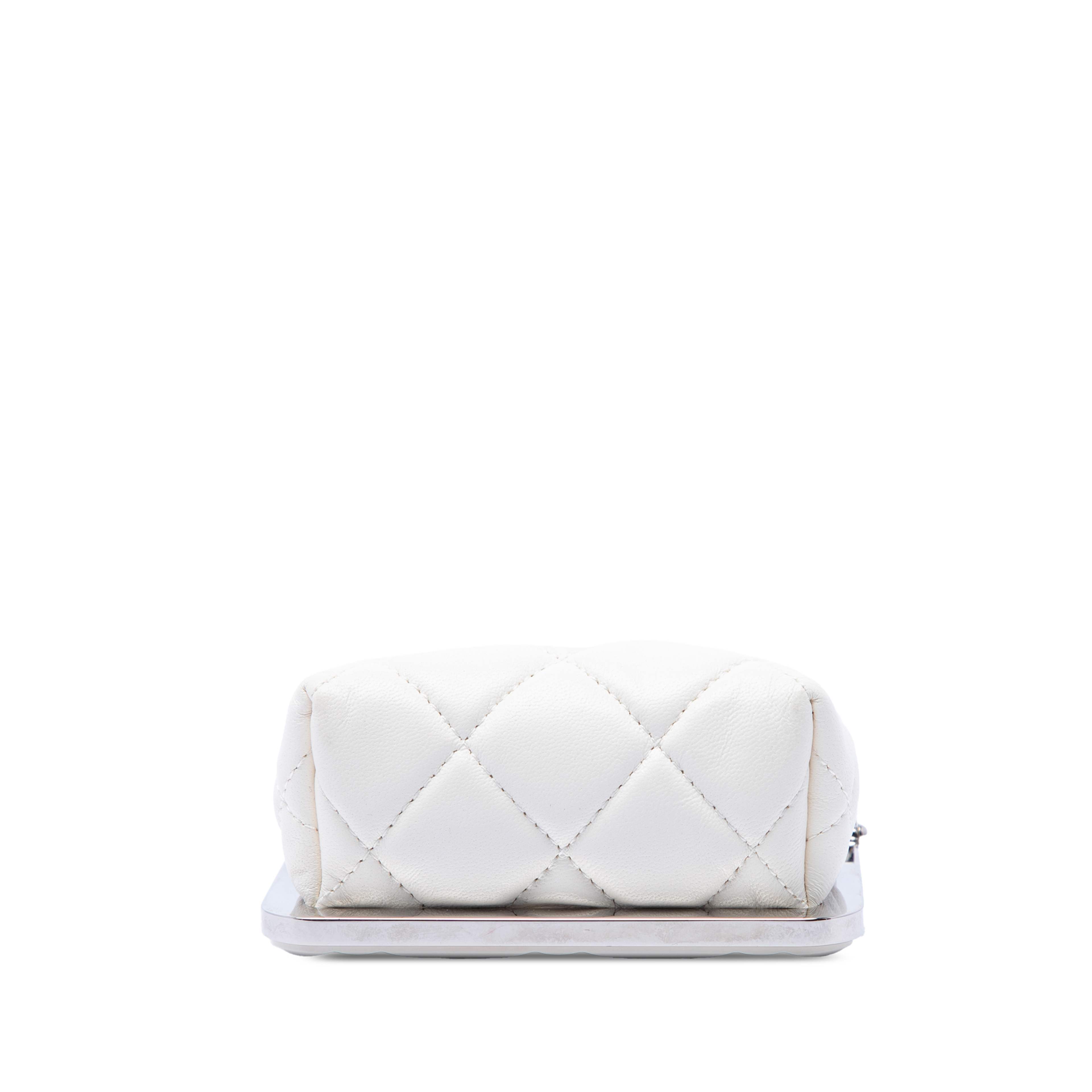 Chanel Cc Quilted Acrylic And Lambskin Evening Clutch With Chain, från Luxclusif, i färgen vit. Klicka för att öppna bilden i stort format