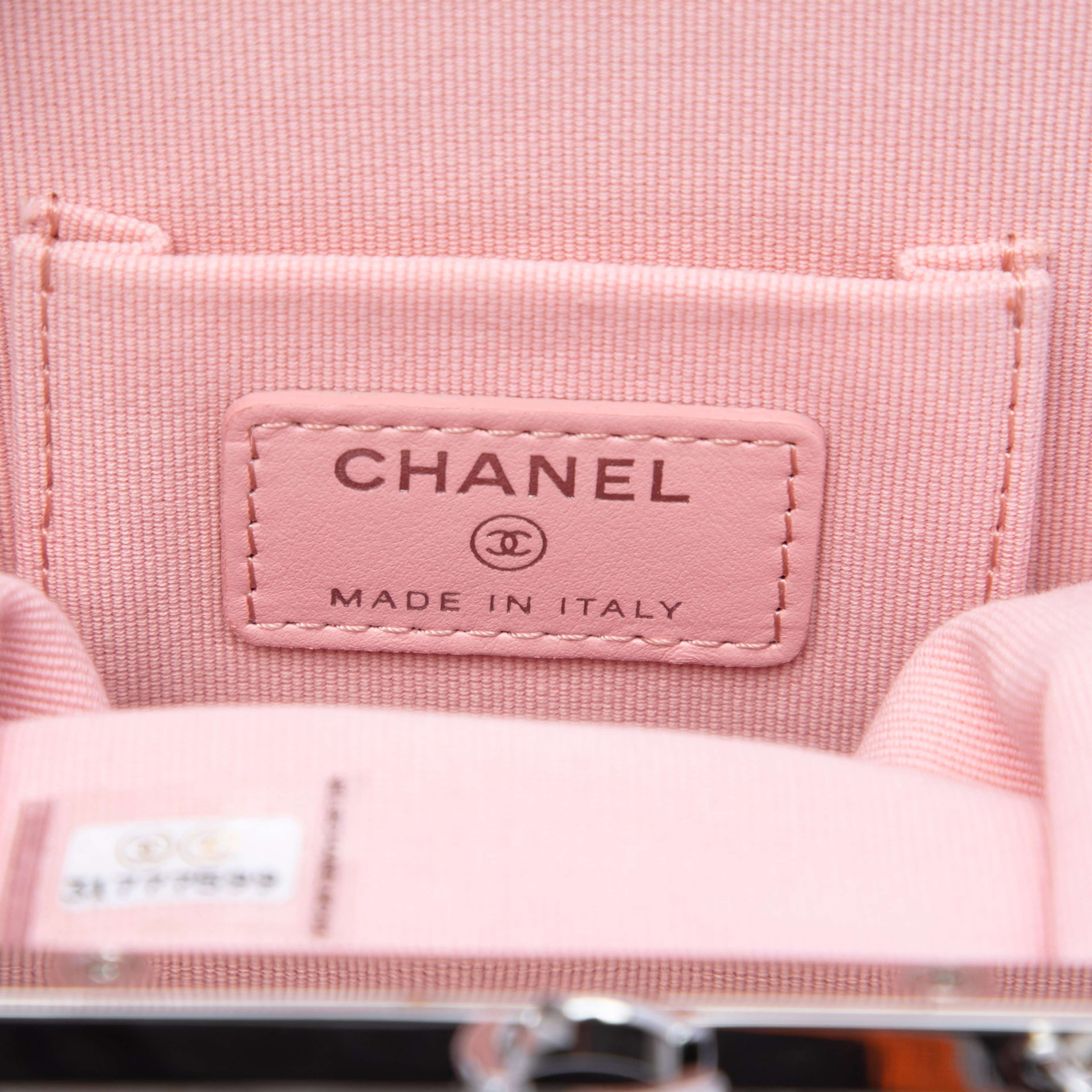 Chanel Cc Quilted Acrylic And Lambskin Evening Clutch With Chain, från Luxclusif, i färgen vit. Klicka för att öppna bilden i stort format