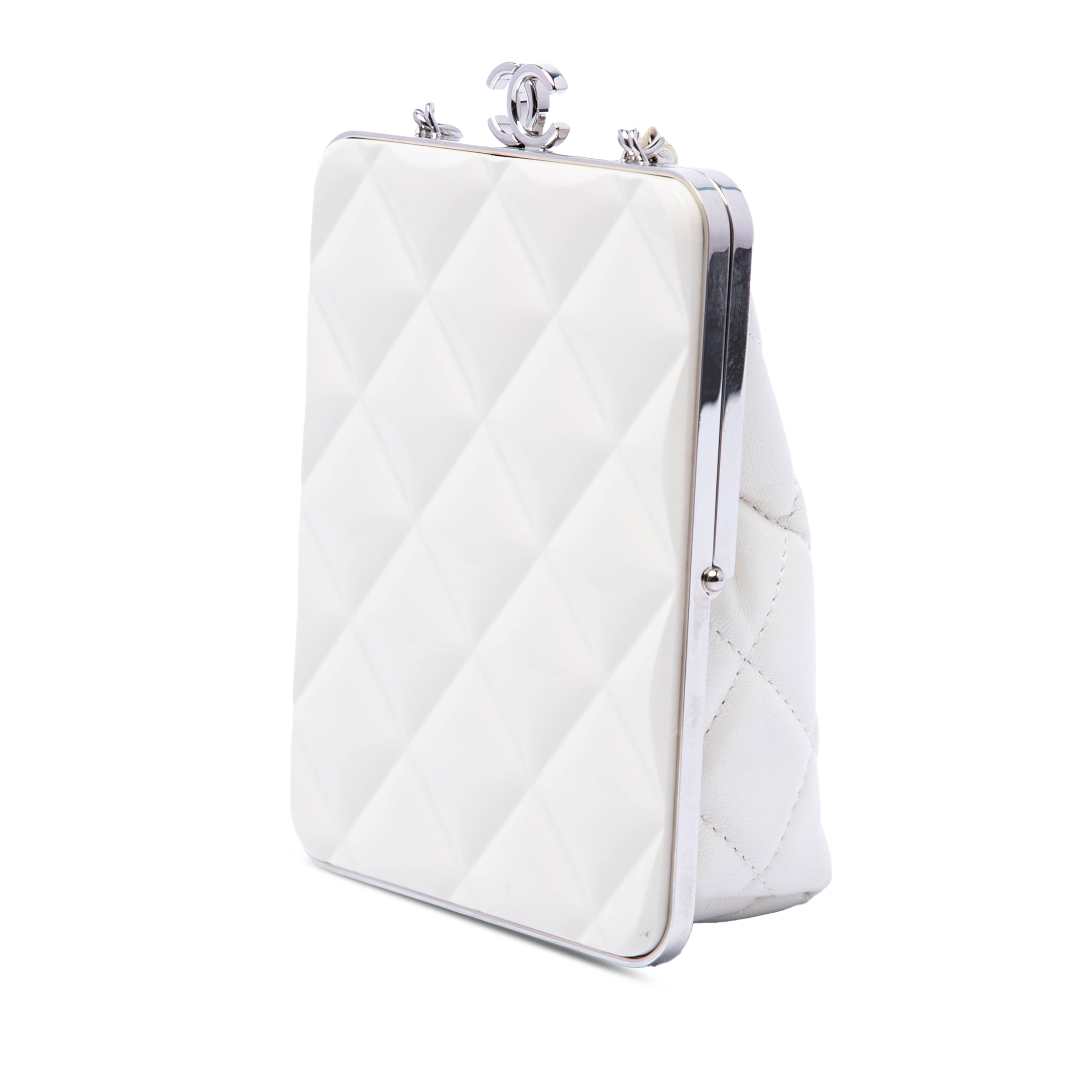 Chanel Cc Quilted Acrylic And Lambskin Evening Clutch With Chain, från Luxclusif, i färgen vit. Klicka för att öppna bilden i stort format