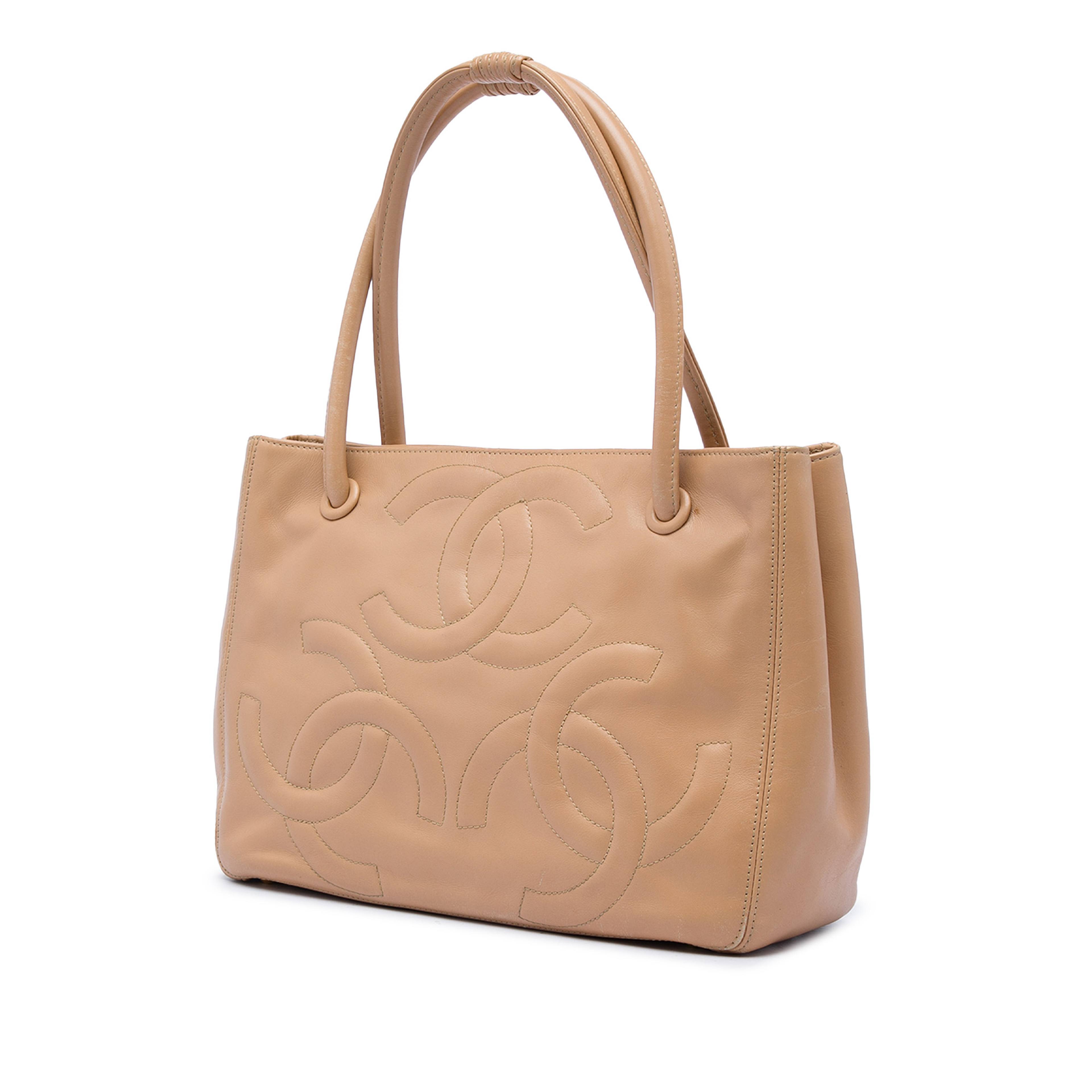 Chanel Lambskin Triple Cc Tote, från Luxclusif, i färgen beige. Klicka för att öppna bilden i stort format