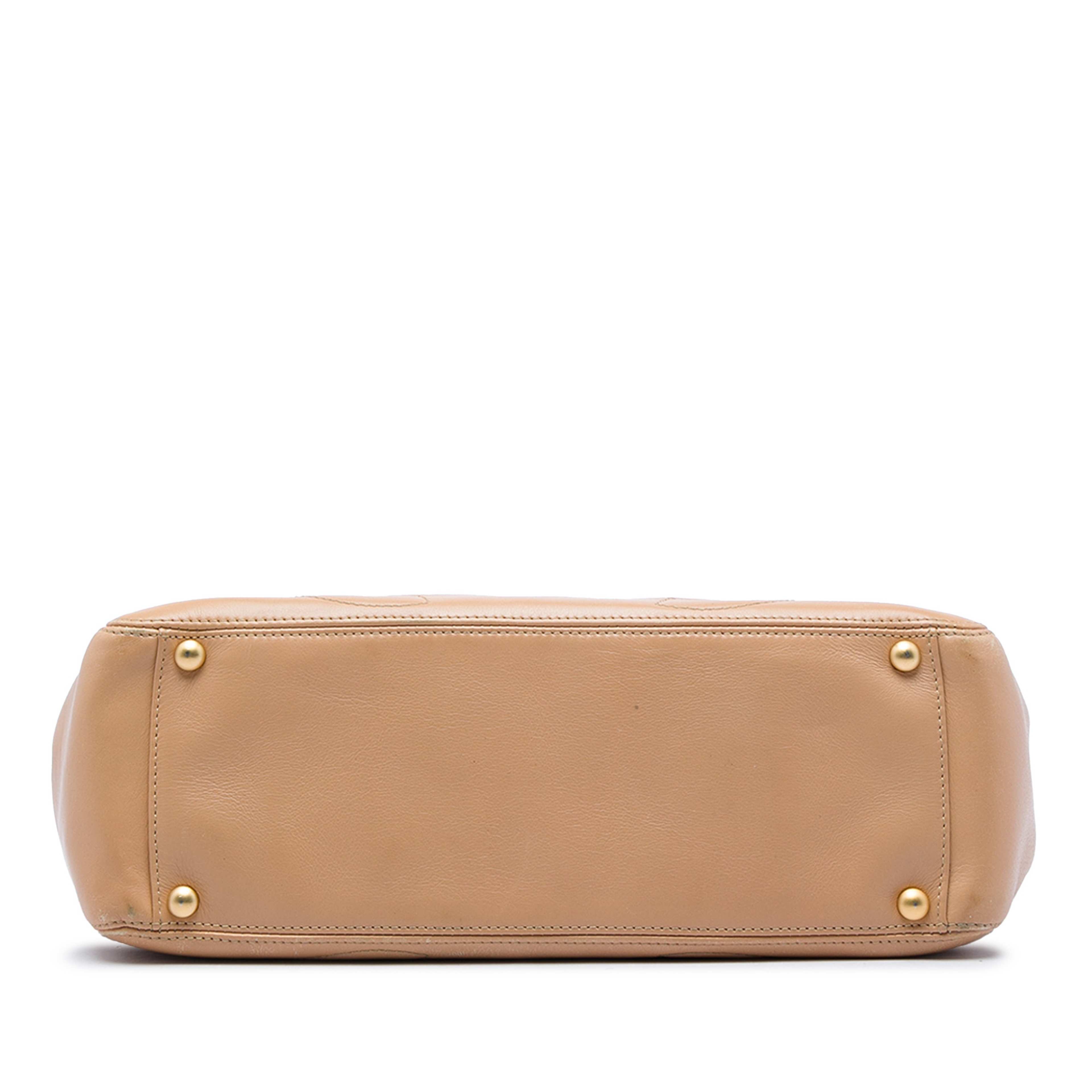 Chanel Lambskin Triple Cc Tote, från Luxclusif, i färgen beige. Klicka för att öppna bilden i stort format
