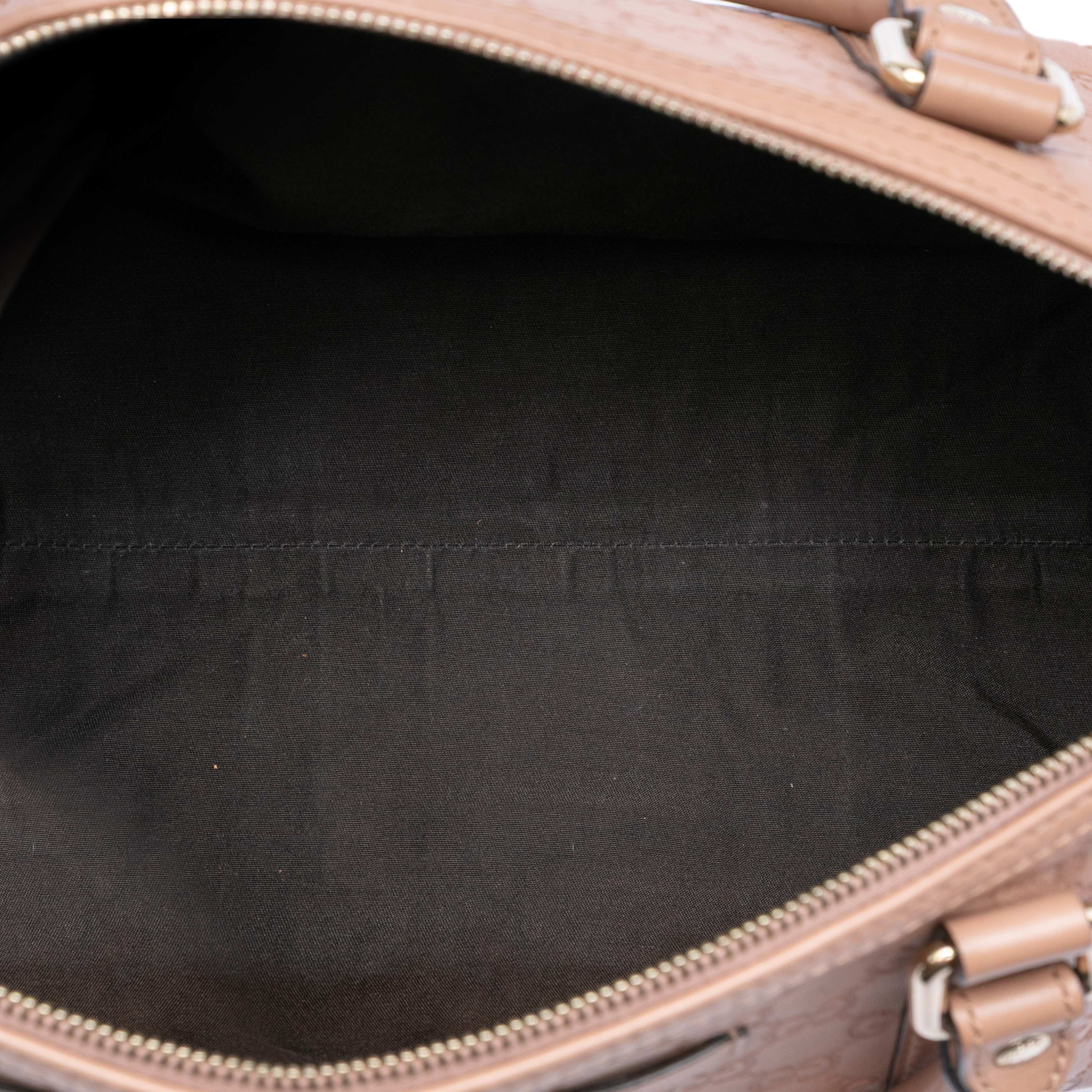 Gucci Medium Guccissima Joy Boston Bag, från Luxclusif, i färgen nude. Klicka för att öppna bilden i stort format