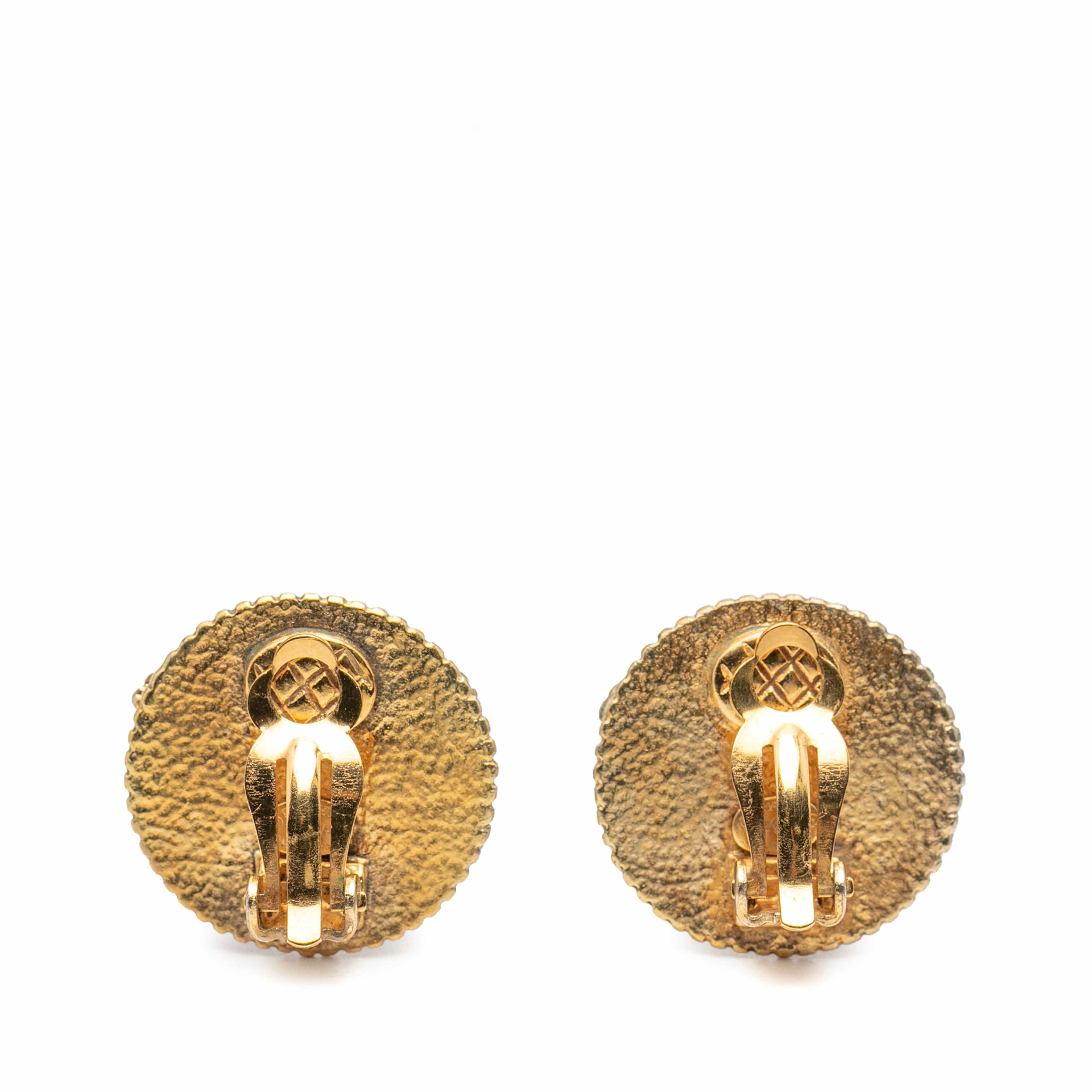Chanel Cc Gold Plated Round Clip On Earrings, från Luxclusif, i färgen gold. Klicka för att öppna bilden i stort format