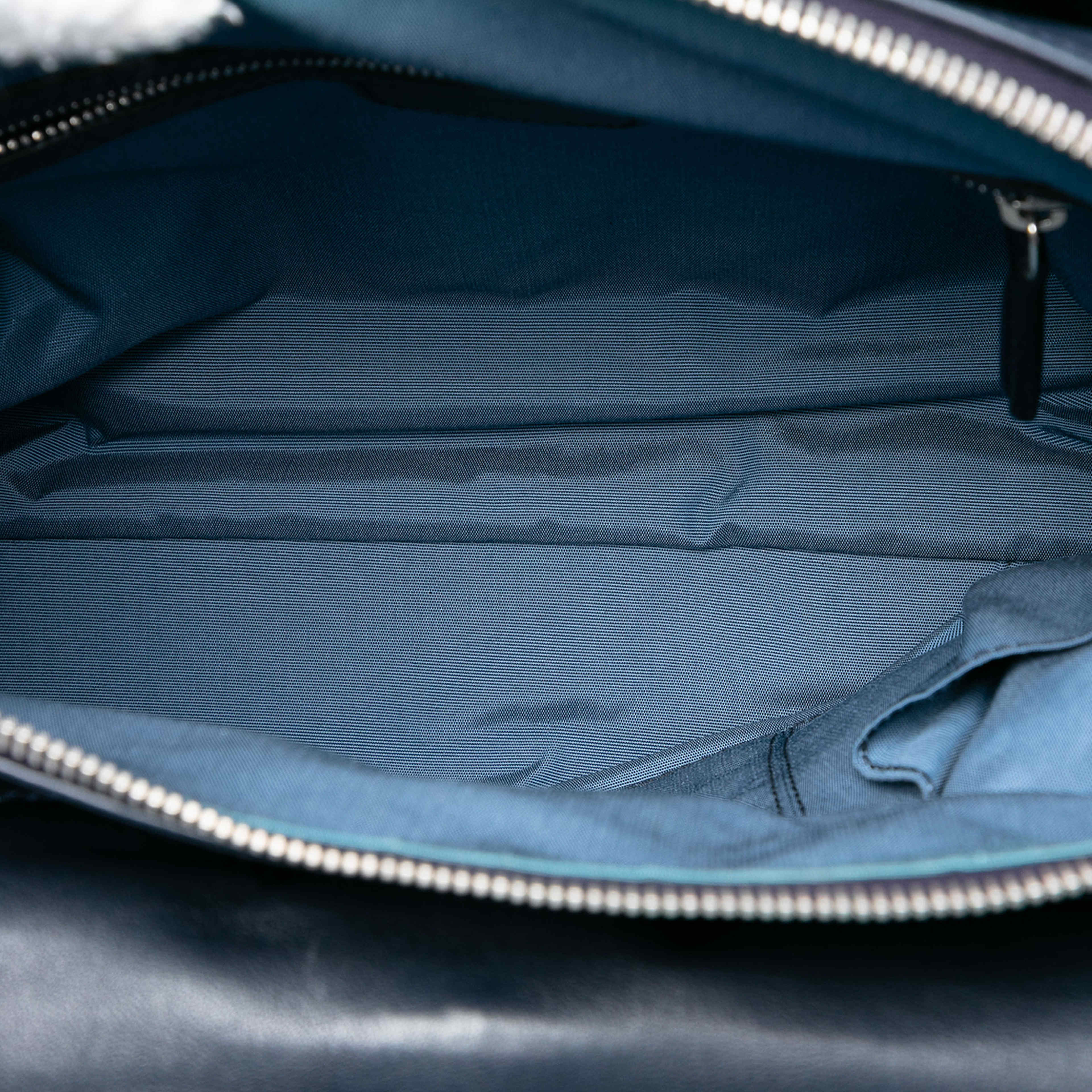 Dior Small Lambskin Karenina Frame Bag, från Luxclusif, i färgen navy. Klicka för att öppna bilden i stort format