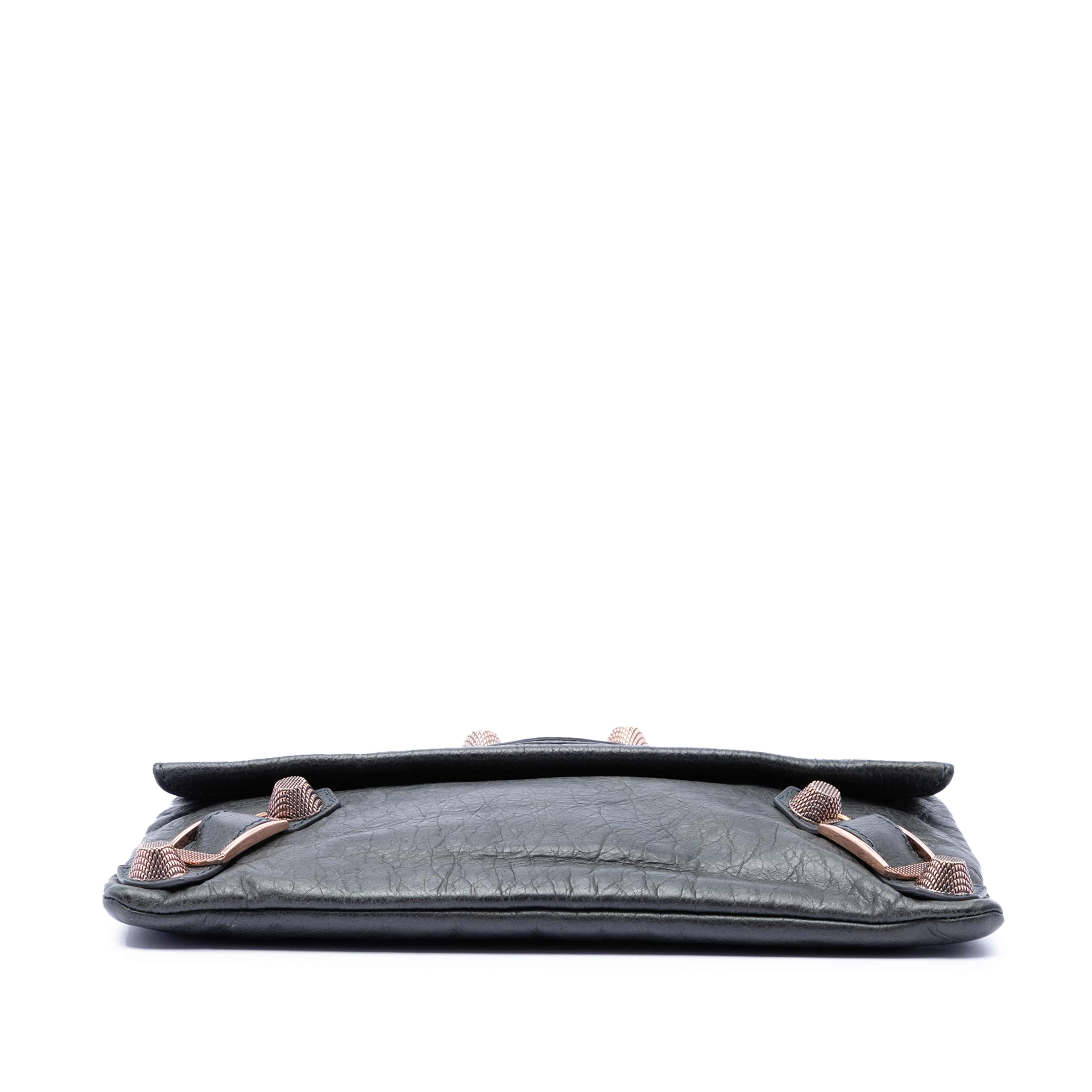 Balenciaga Lambskin Motocross Giant 21 Envelope Clutch, från Luxclusif, i färgen blå. Klicka för att öppna bilden i stort format