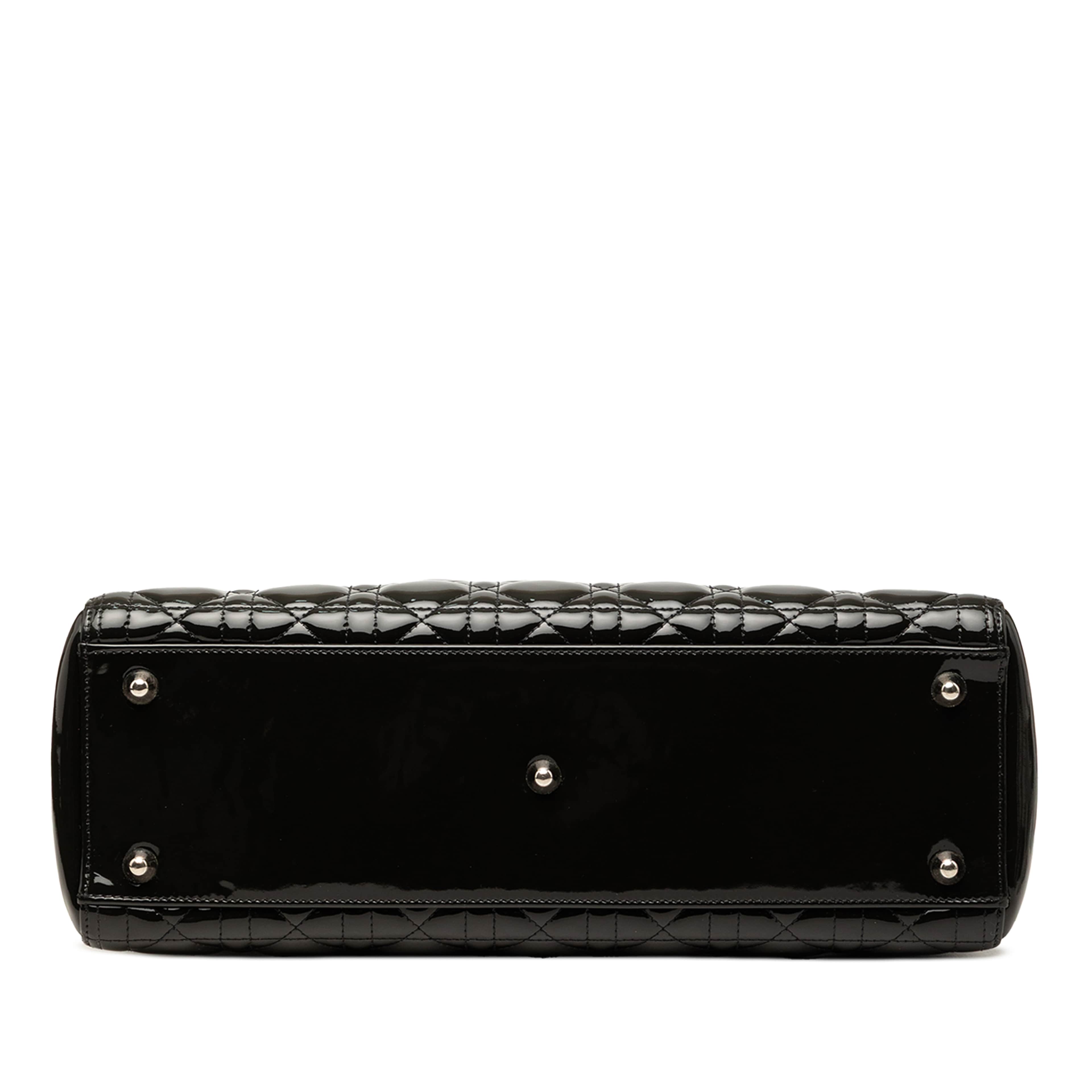 Dior Large Patent Cannage Lady Dior, från Luxclusif, i färgen svart. Klicka för att öppna bilden i stort format