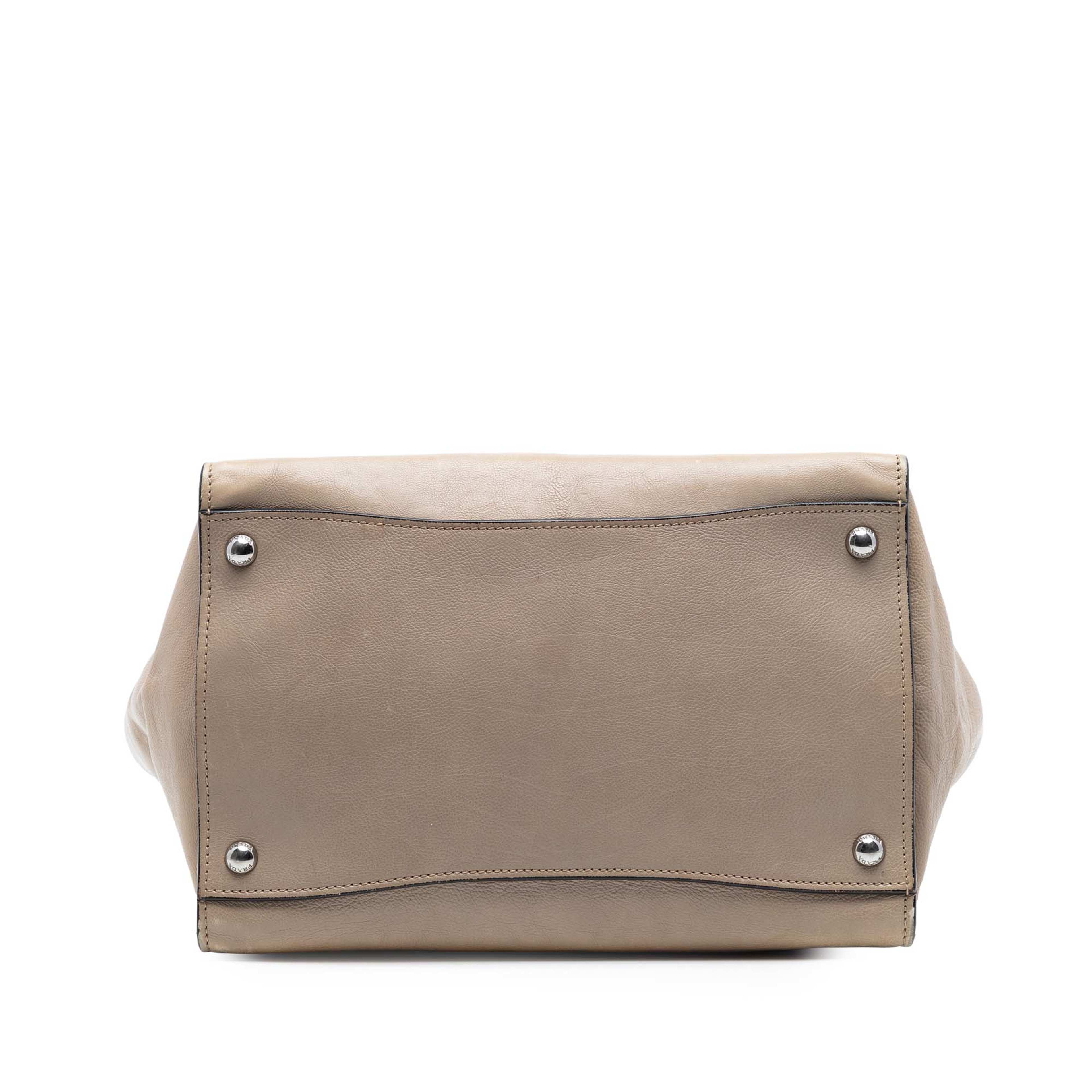 Prada Glace Calf Twin Pocket Double Handle Satchel, från Luxclusif, i färgen beige. Klicka för att öppna bilden i stort format