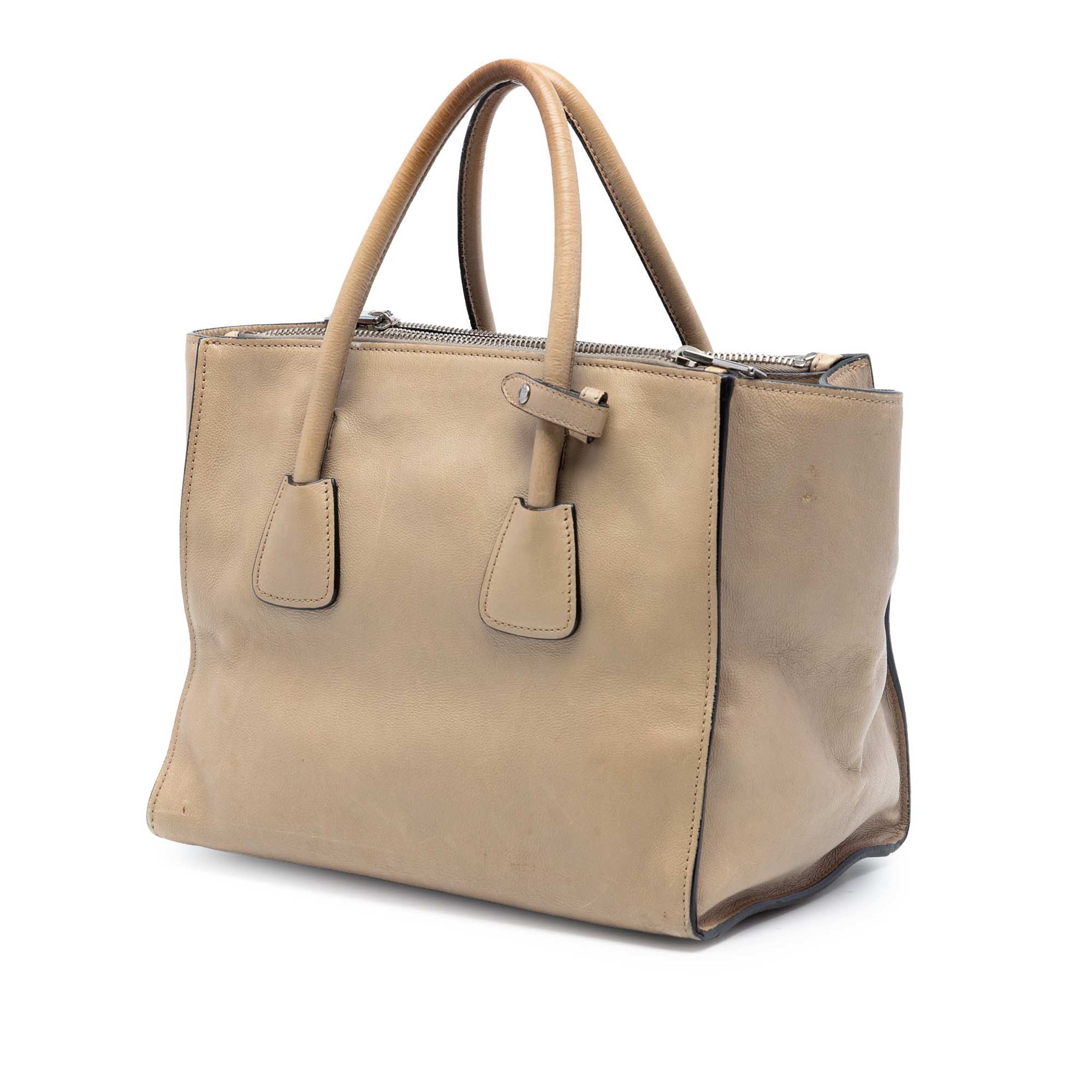 Prada Glace Calf Twin Pocket Double Handle Satchel, från Luxclusif, i färgen beige. Klicka för att öppna bilden i stort format