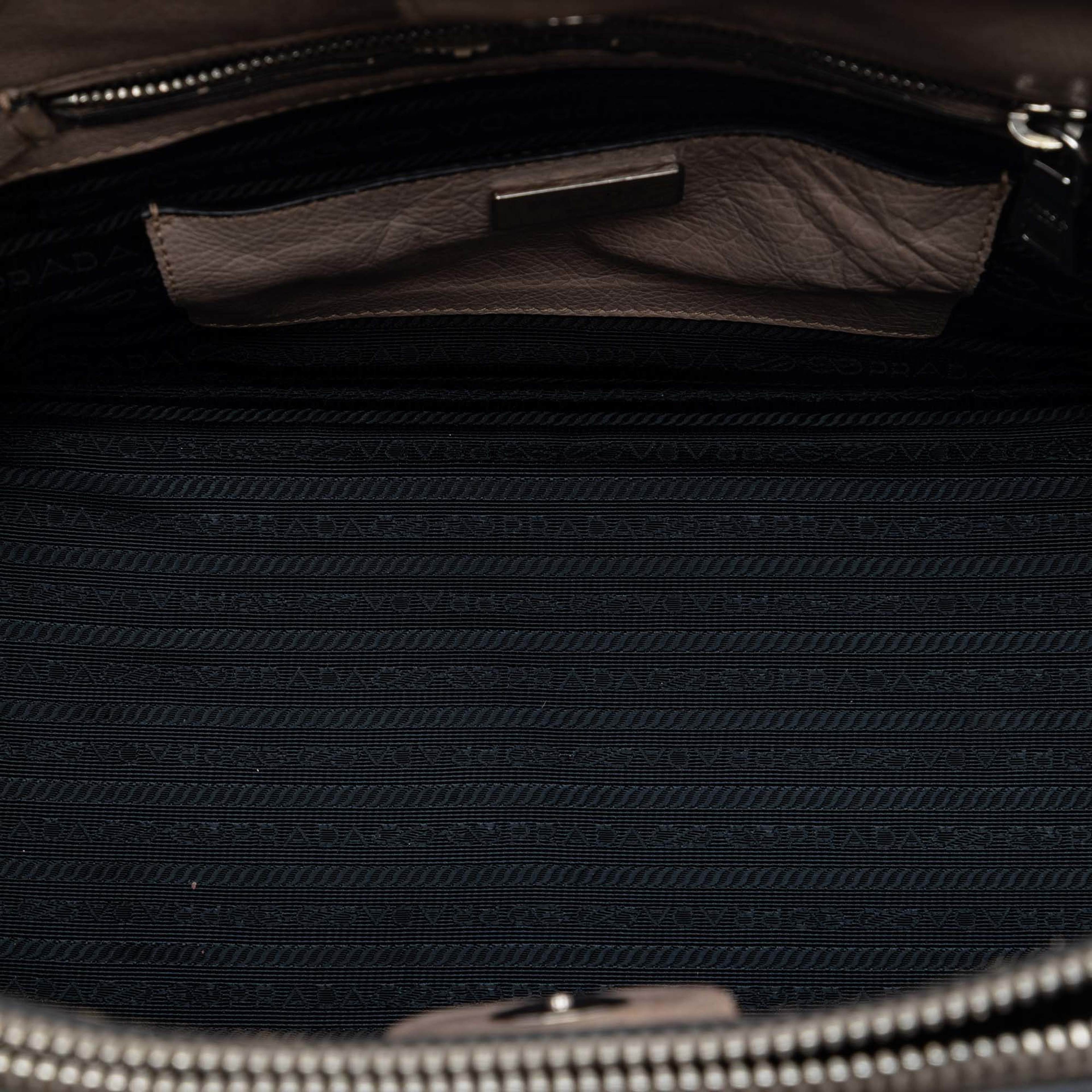 Prada Glace Calf Twin Pocket Double Handle Satchel, från Luxclusif, i färgen beige. Klicka för att öppna bilden i stort format