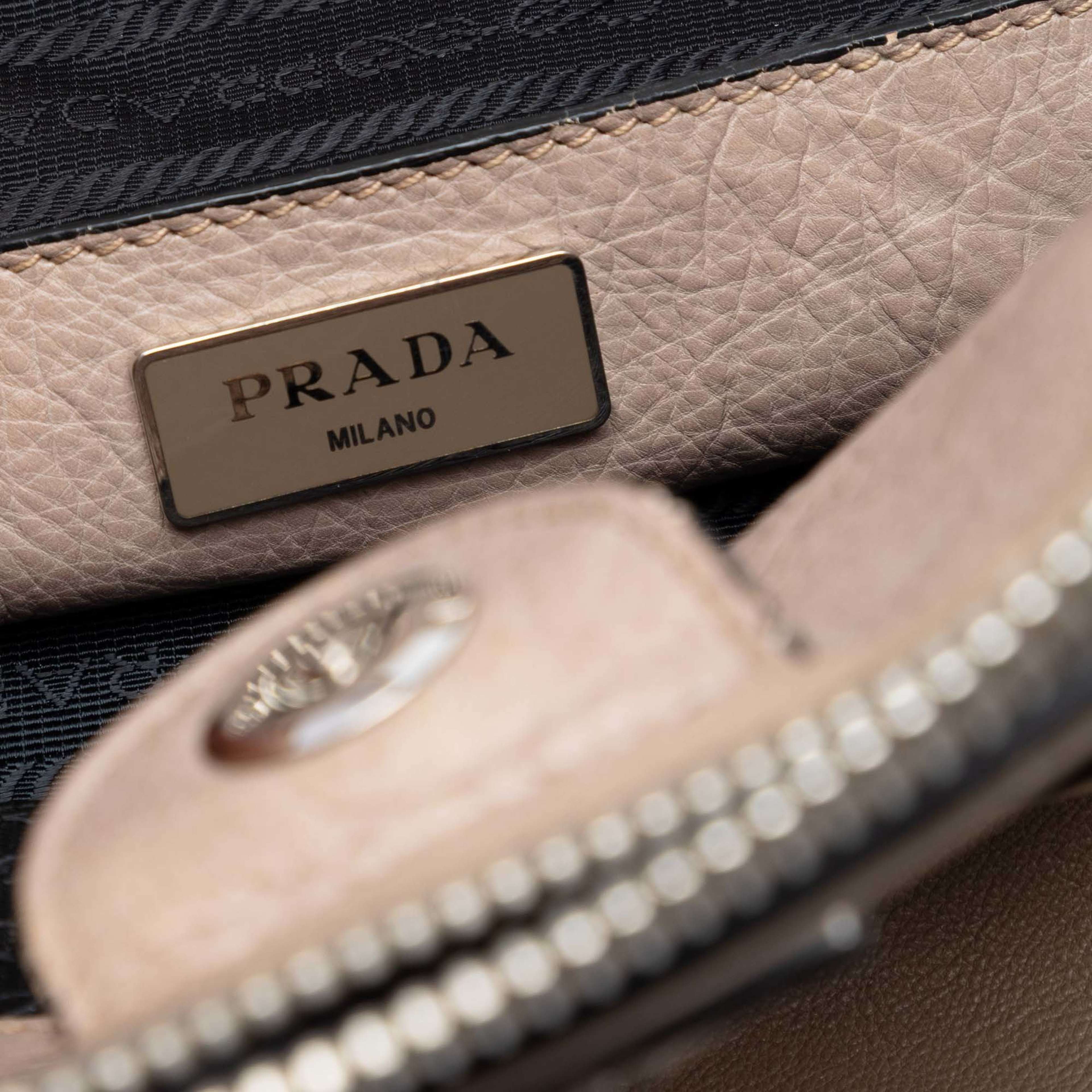 Prada Glace Calf Twin Pocket Double Handle Satchel, från Luxclusif, i färgen beige. Klicka för att öppna bilden i stort format