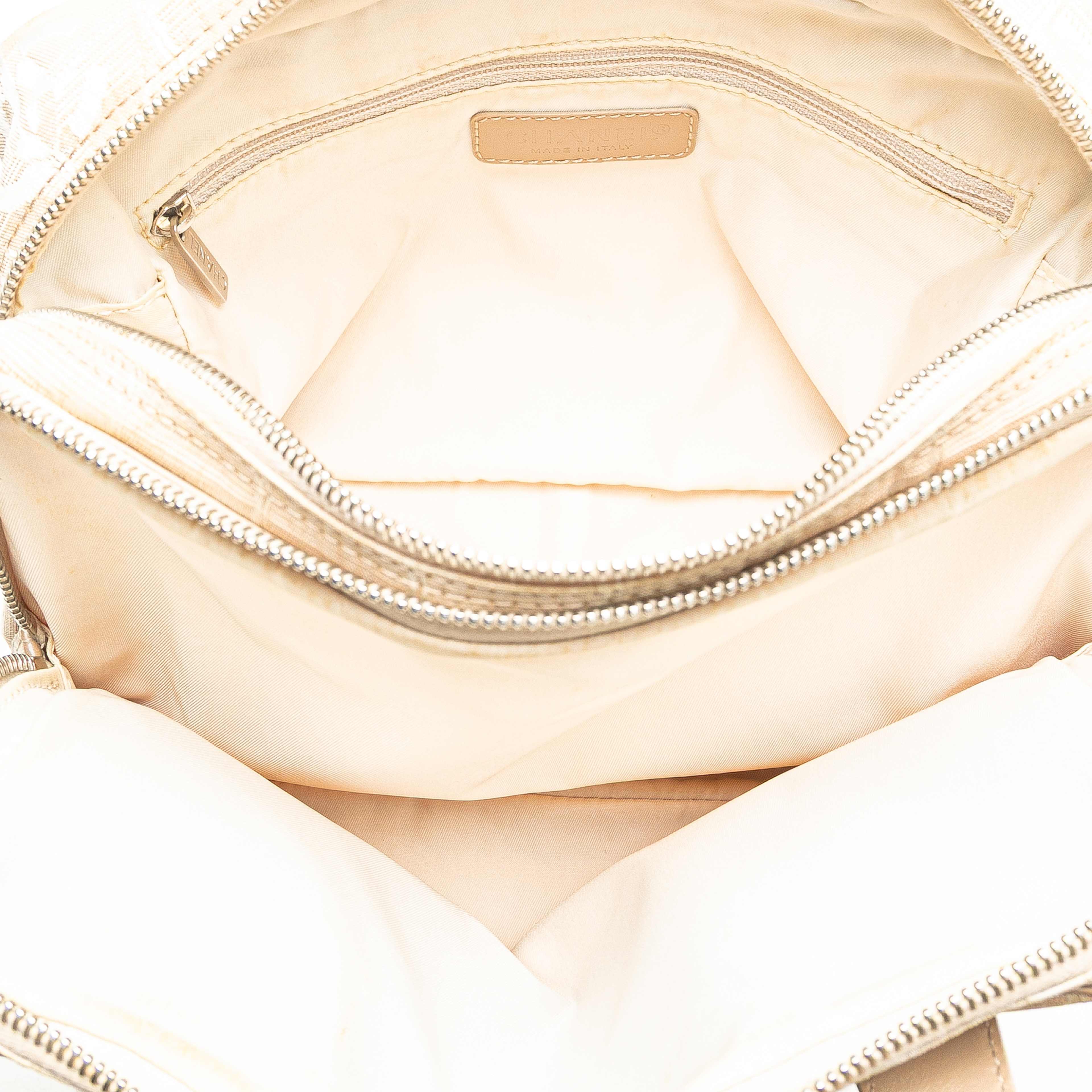 Chanel New Travel Line Nylon Satchel, från Luxclusif, i färgen beige. Klicka för att öppna bilden i stort format