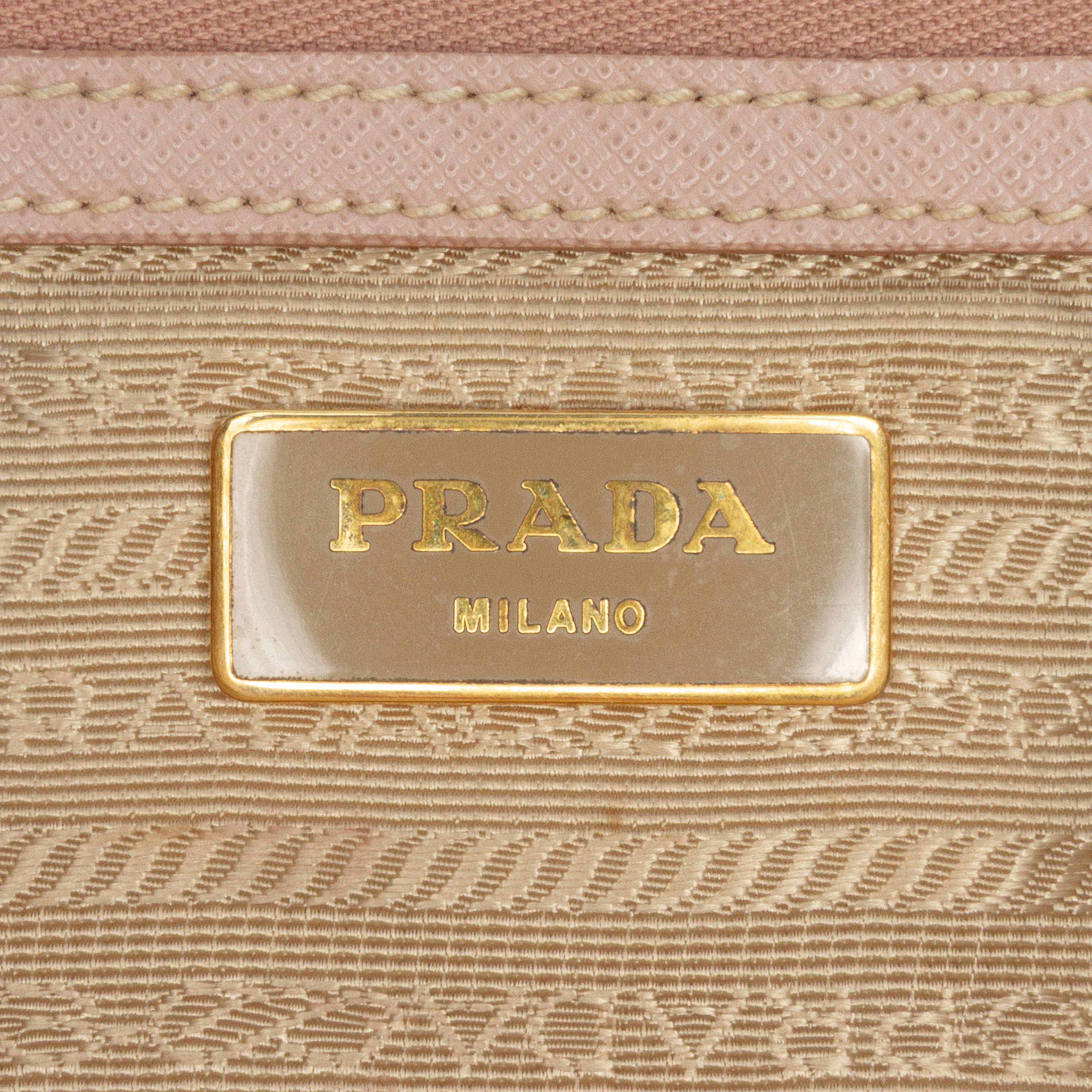 Prada Large Saffiano Lux Galleria Double Zip Satchel, från Luxclusif, i färgen pink. Klicka för att öppna bilden i stort format