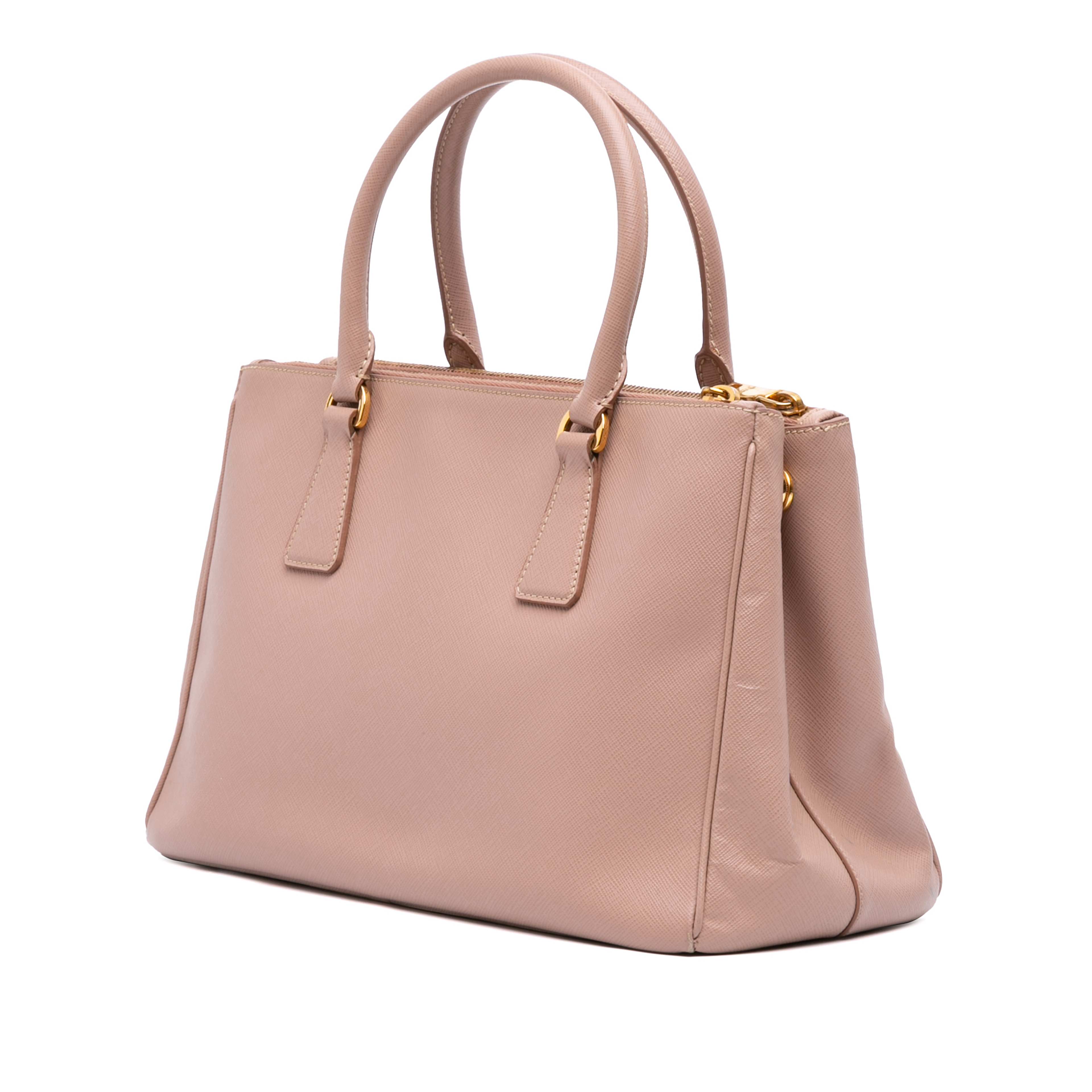 Prada Large Saffiano Lux Galleria Double Zip Satchel, från Luxclusif, i färgen pink. Klicka för att öppna bilden i stort format