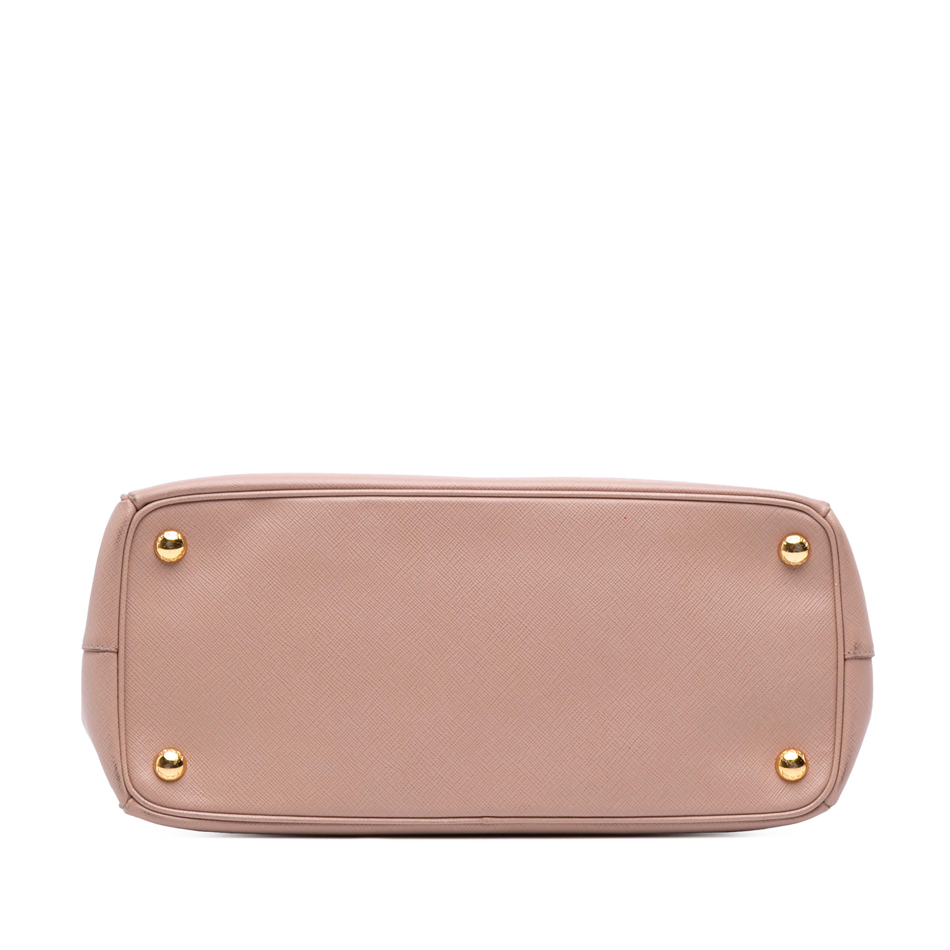 Prada Large Saffiano Lux Galleria Double Zip Satchel, från Luxclusif, i färgen pink. Klicka för att öppna bilden i stort format