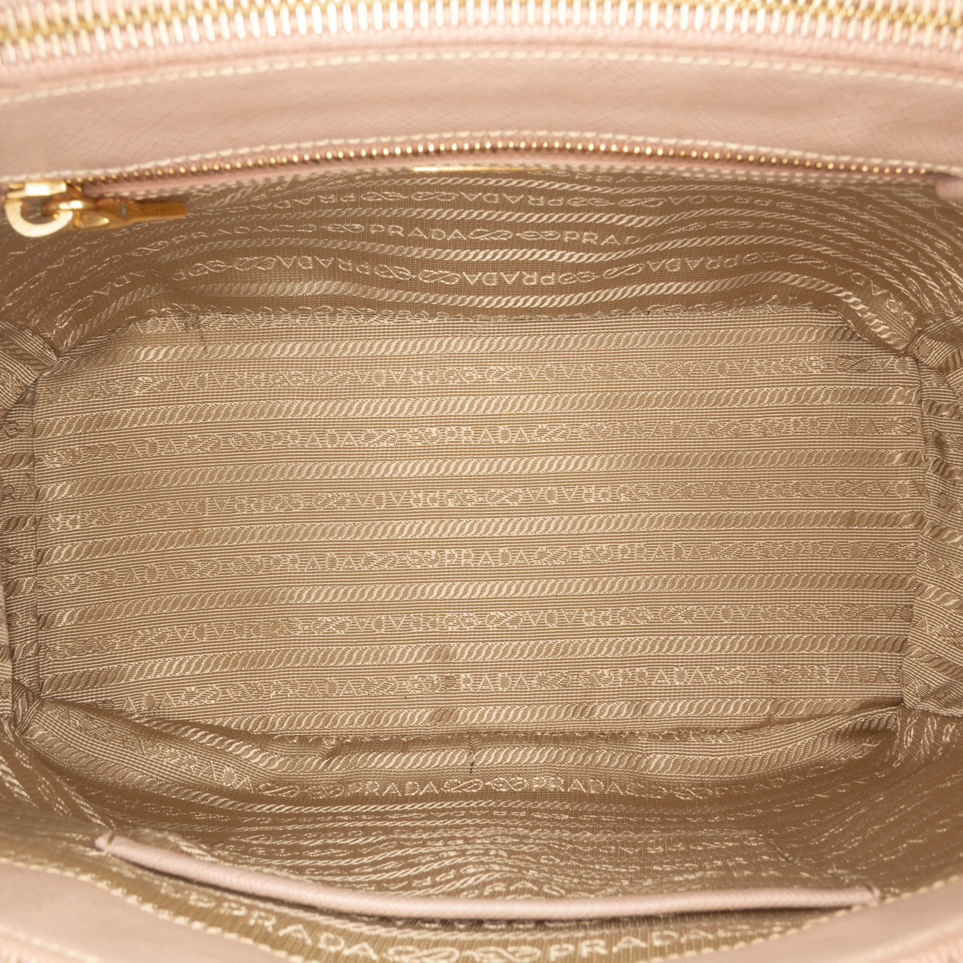 Prada Large Saffiano Lux Galleria Double Zip Satchel, från Luxclusif, i färgen pink. Klicka för att öppna bilden i stort format