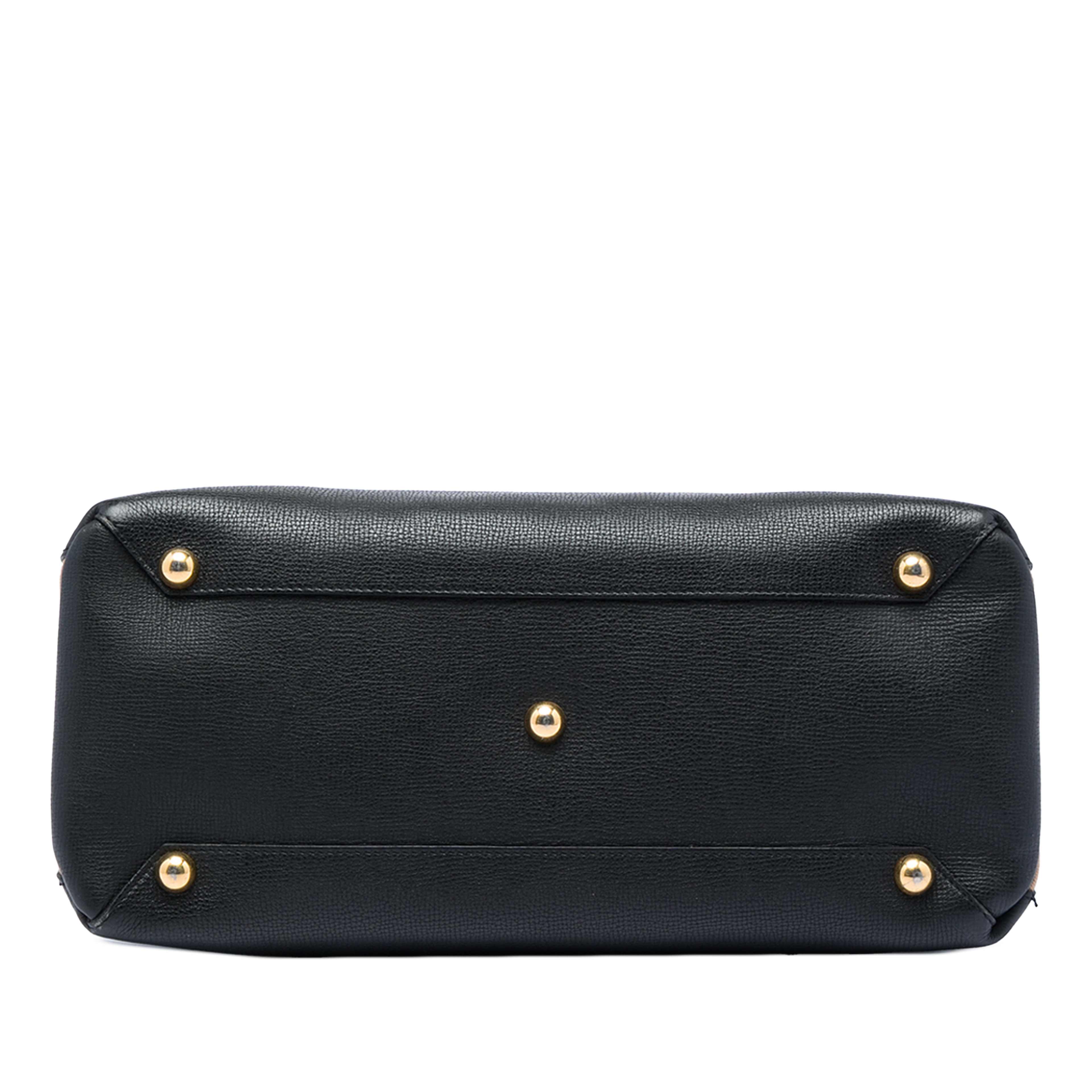 Burberry Medium Leather And House Check Banner Satchel, från Luxclusif, i färgen black. Klicka för att öppna bilden i stort format