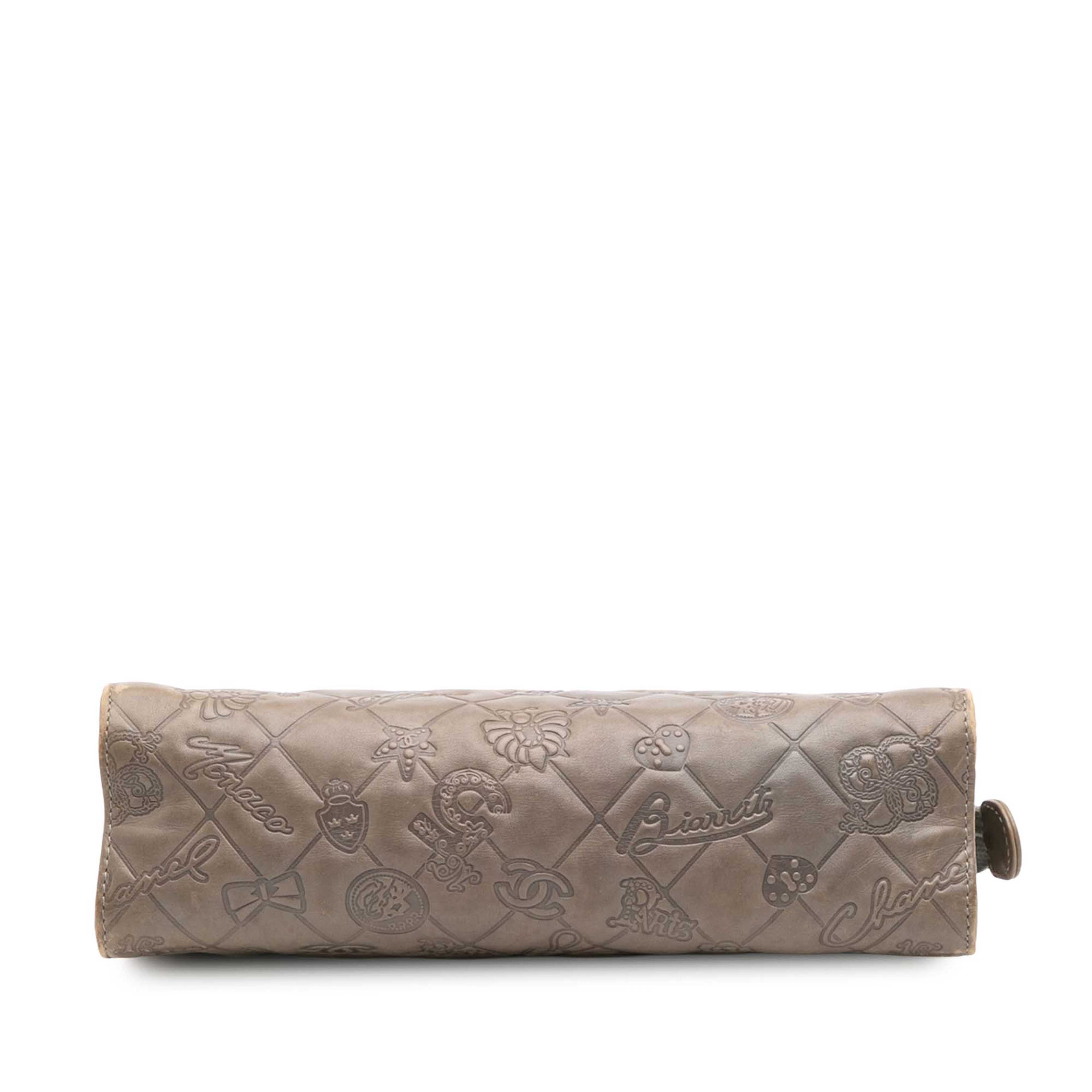 Chanel Embossed Lambskin Lucky Symbols Pochette, från Luxclusif, i färgen khaki. Klicka för att öppna bilden i stort format