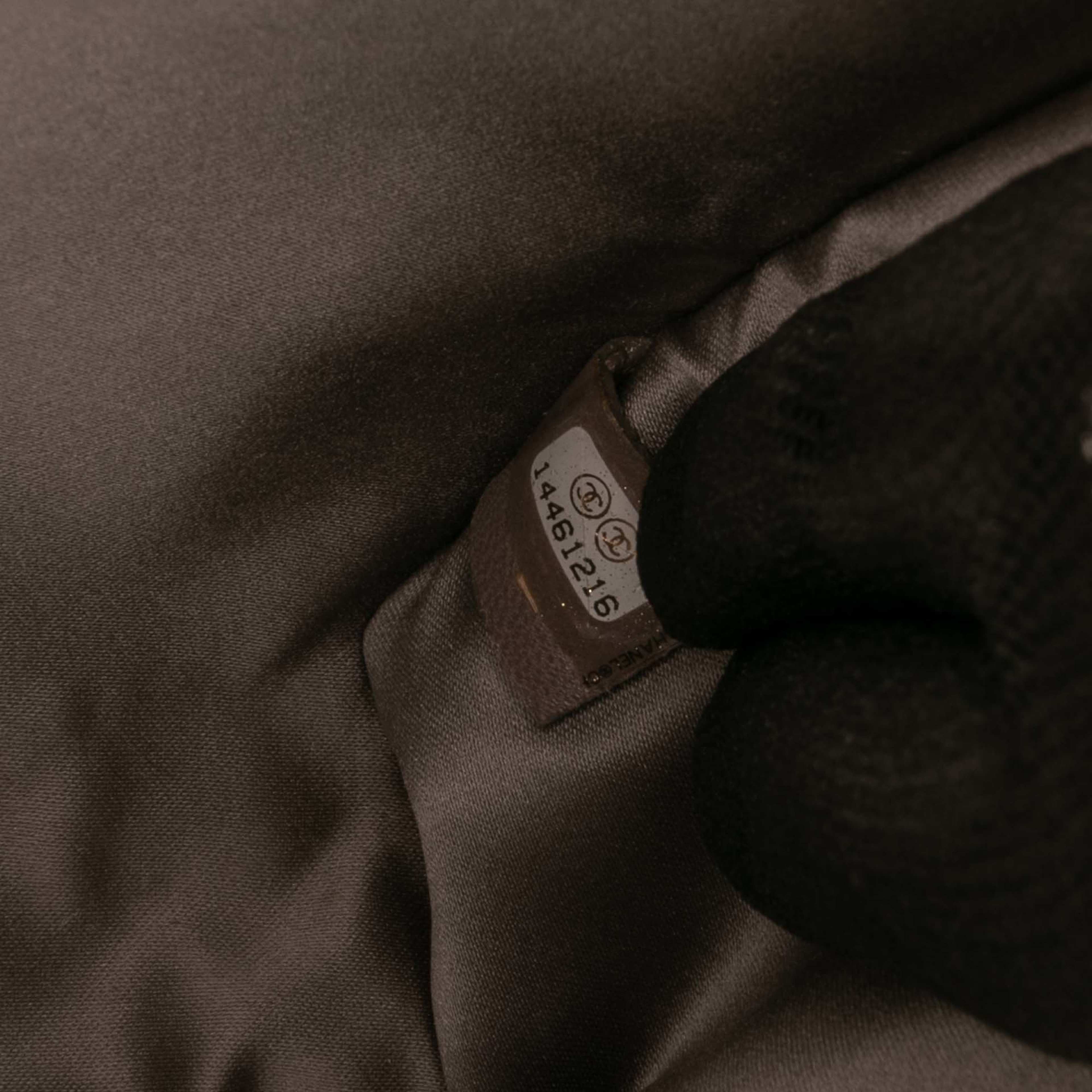 Chanel Embossed Lambskin Lucky Symbols Pochette, från Luxclusif, i färgen khaki. Klicka för att öppna bilden i stort format