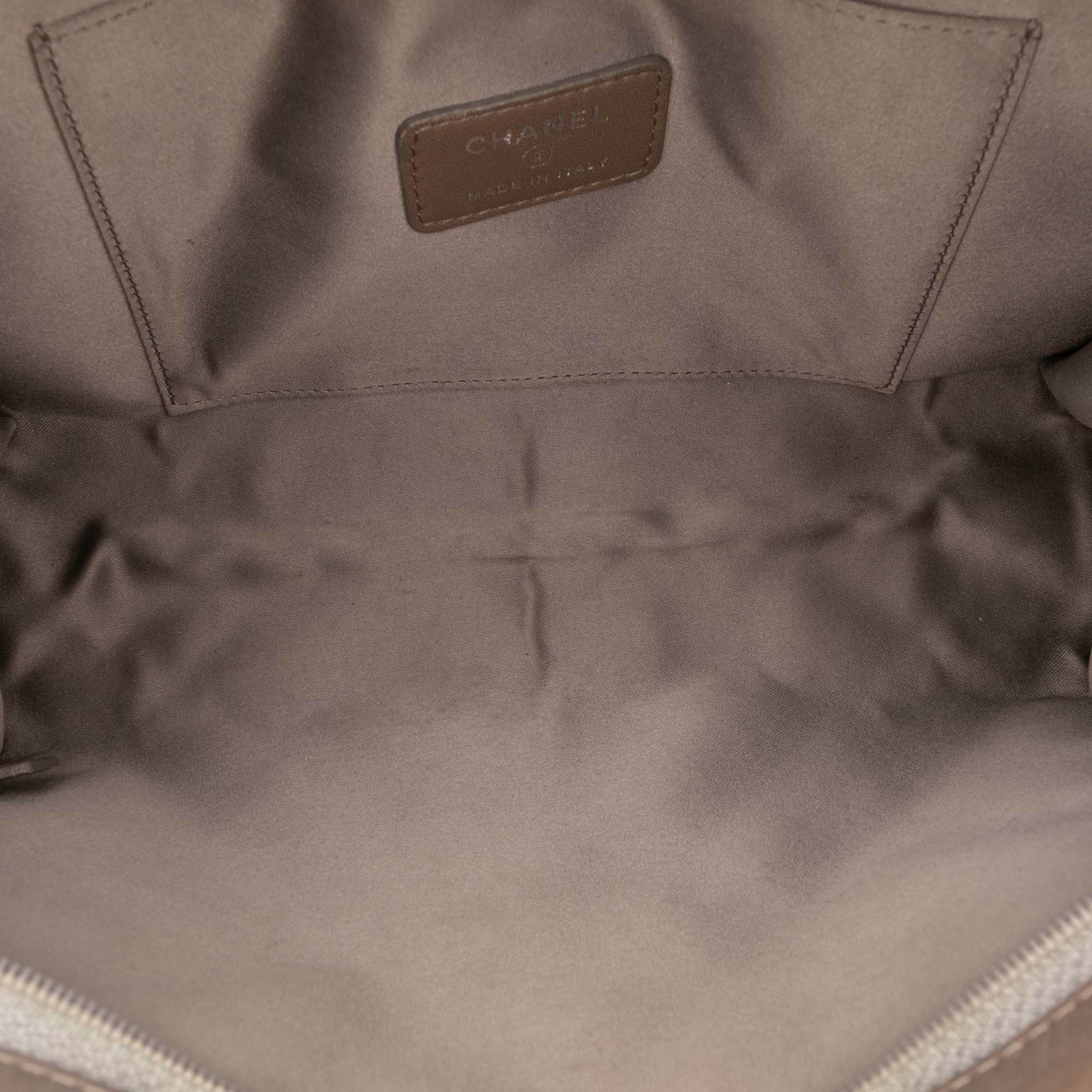 Chanel Embossed Lambskin Lucky Symbols Pochette, från Luxclusif, i färgen khaki. Klicka för att öppna bilden i stort format