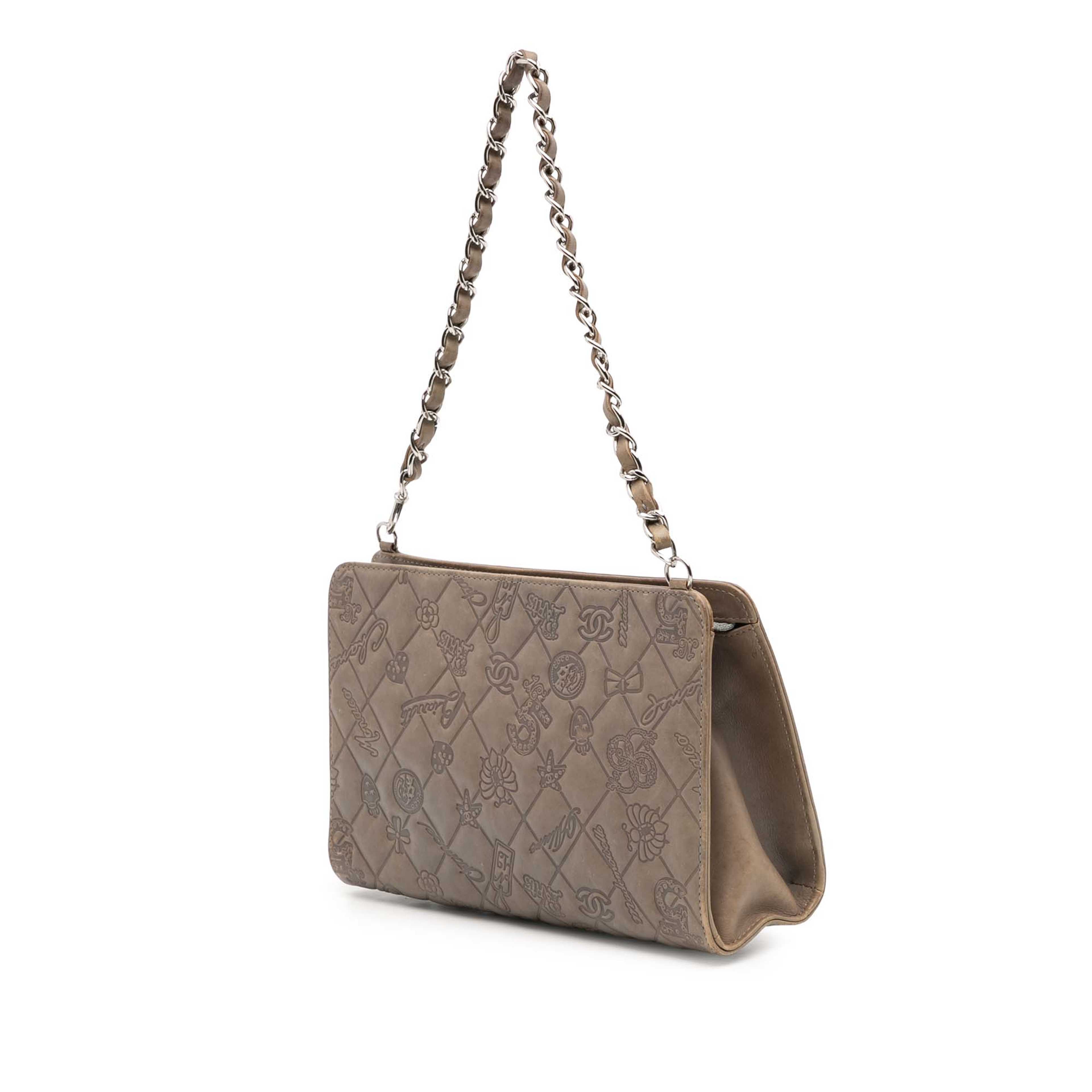 Chanel Embossed Lambskin Lucky Symbols Pochette, från Luxclusif, i färgen khaki. Klicka för att öppna bilden i stort format