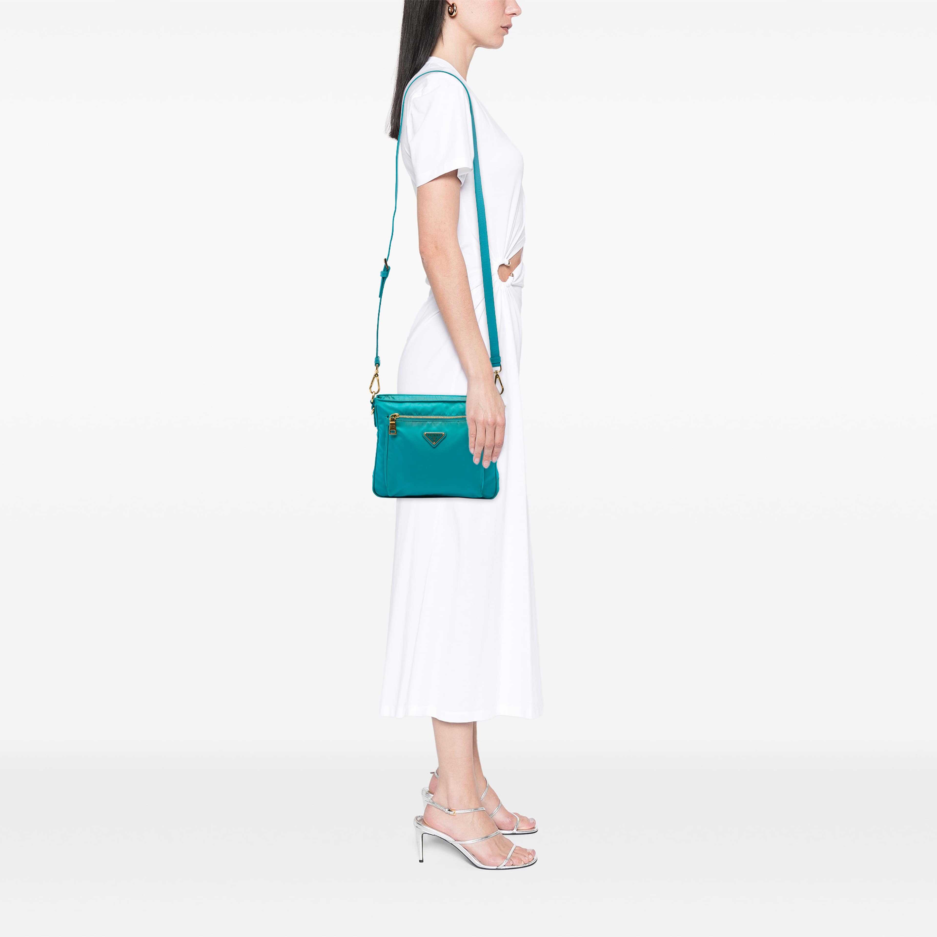 Prada Saffiano Trimmed Tessuto Zip Top Crossbody, från Luxclusif, i färgen blå. Klicka för att öppna bilden i stort format