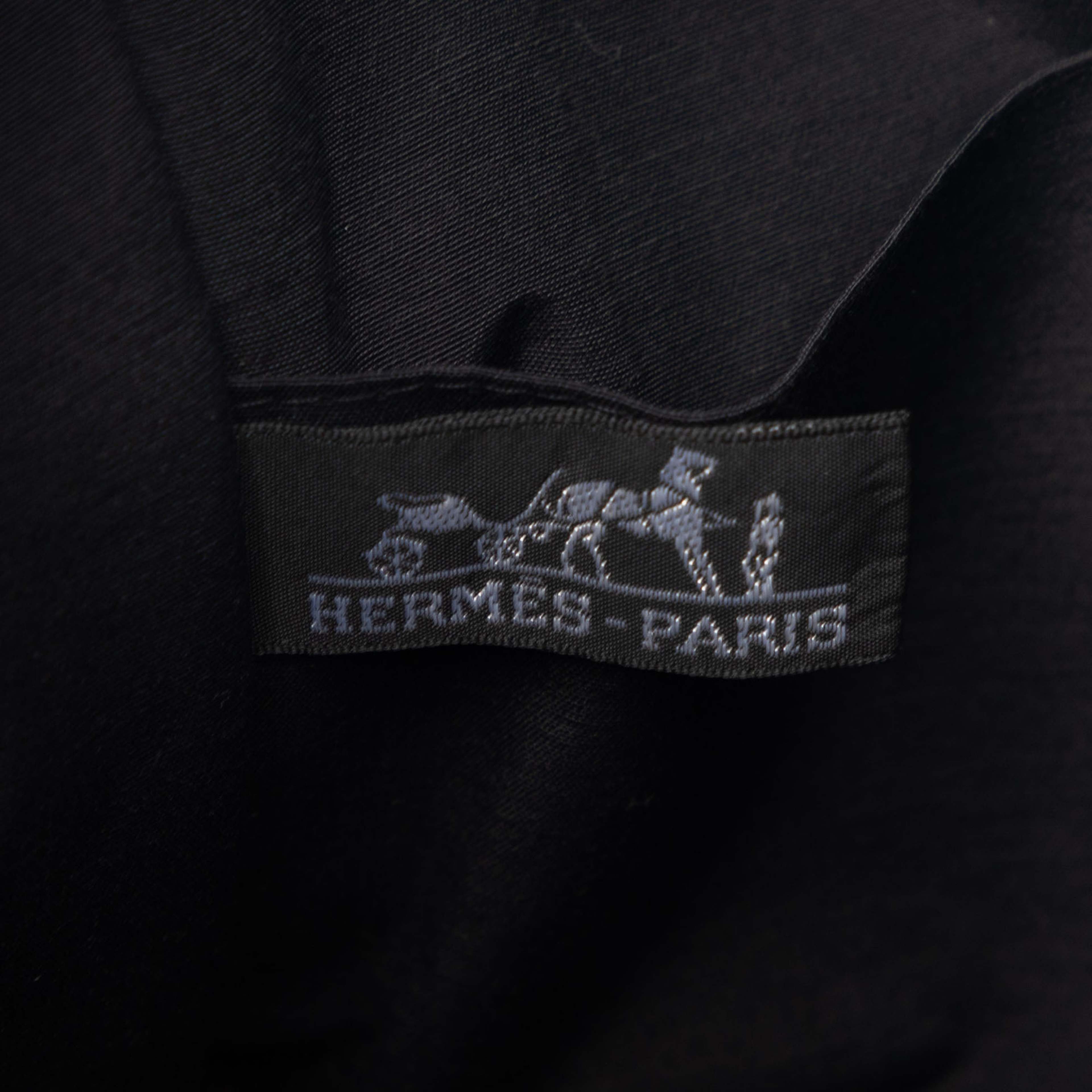 Hermès Canvas Herline Clutch, från Luxclusif, i färgen gray. Klicka för att öppna bilden i stort format