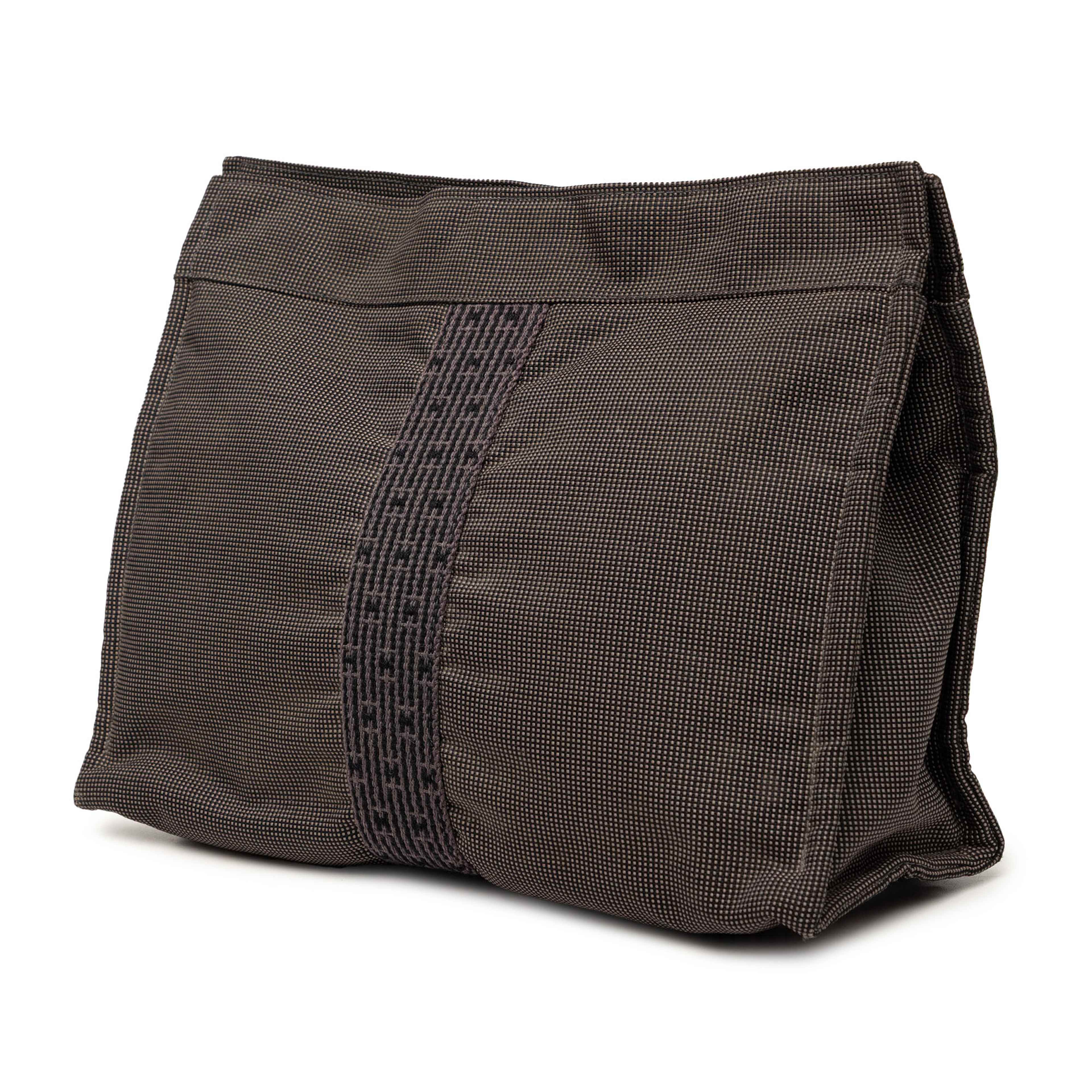 Hermès Canvas Herline Clutch, från Luxclusif, i färgen gray. Klicka för att öppna bilden i stort format
