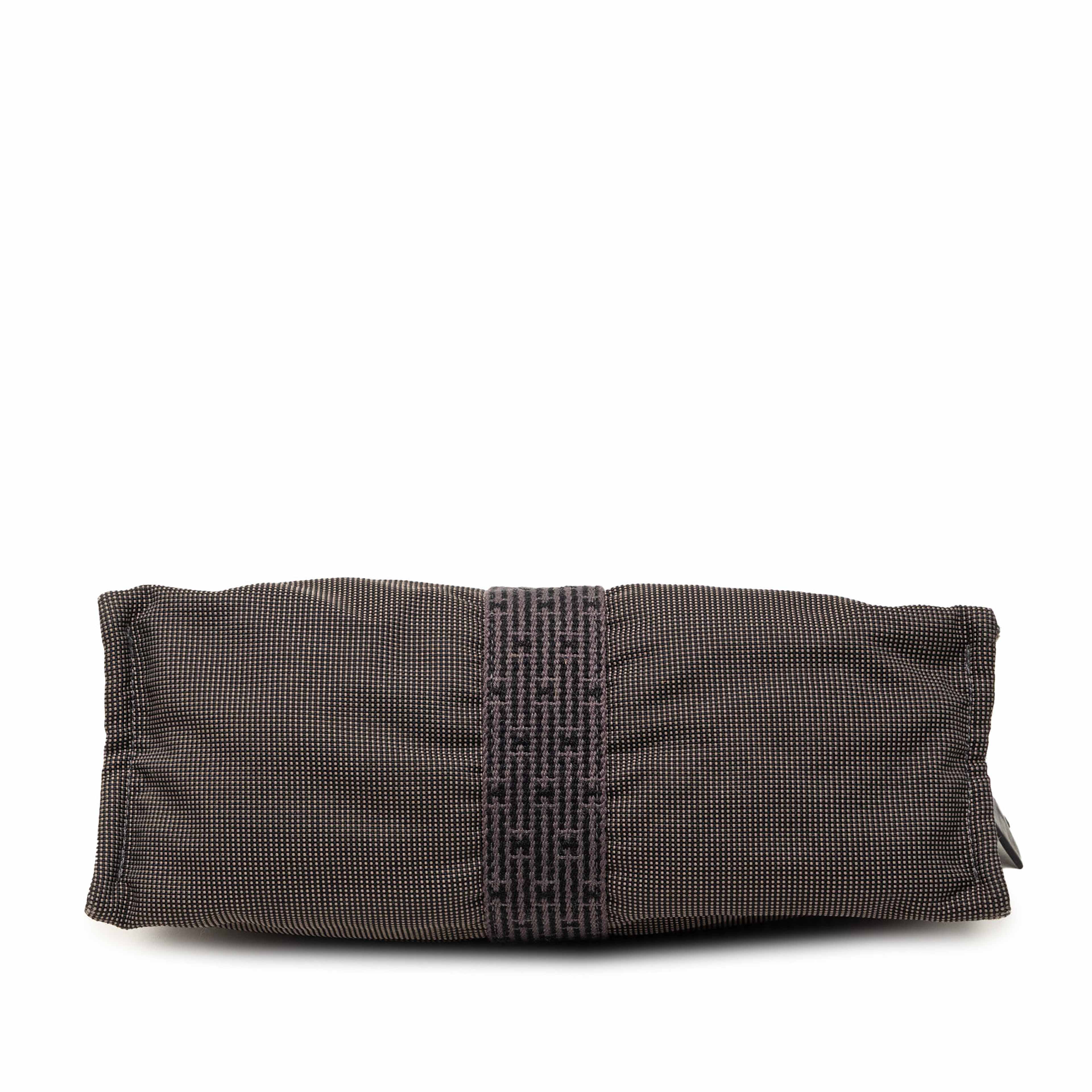 Hermès Canvas Herline Clutch, från Luxclusif, i färgen gray. Klicka för att öppna bilden i stort format