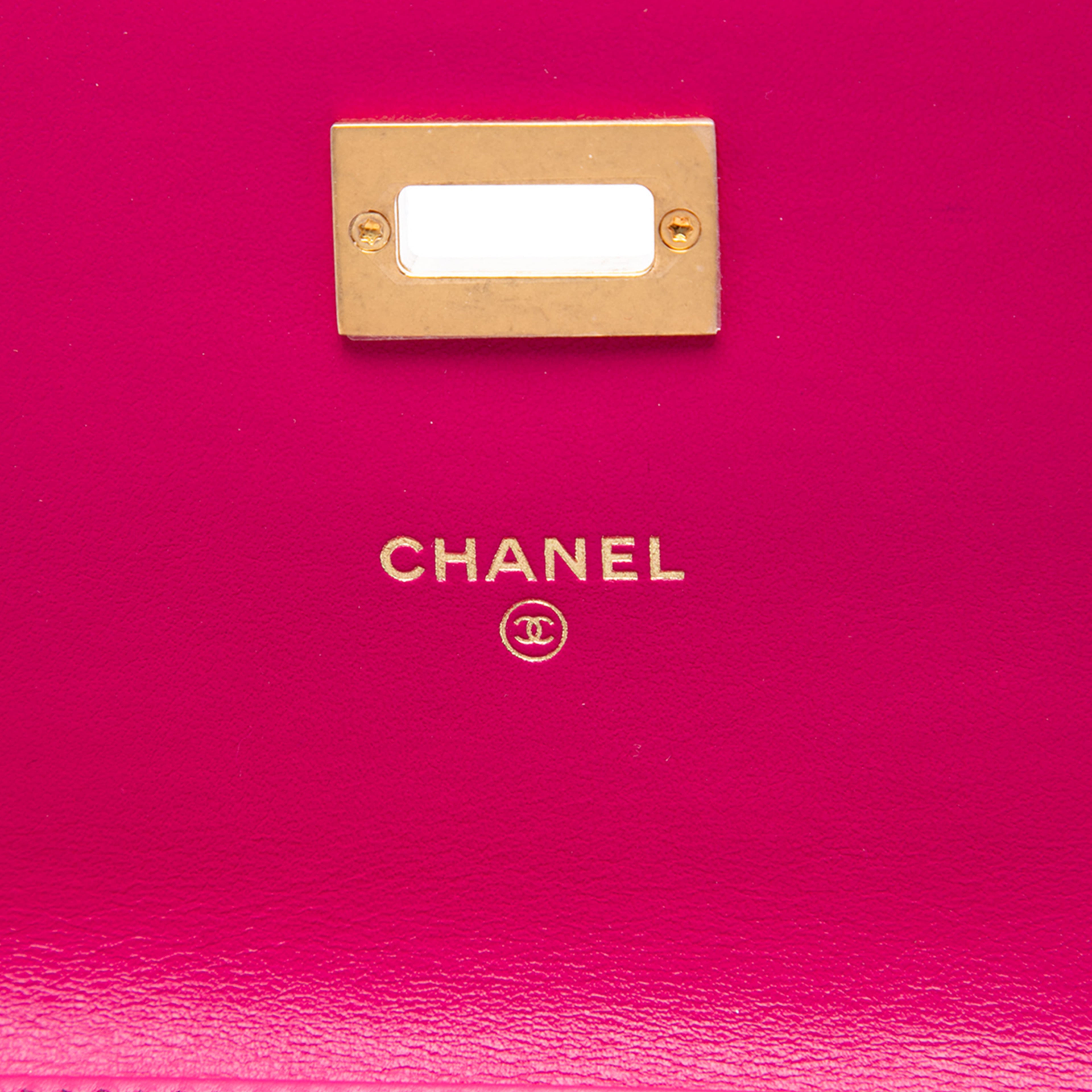 Chanel Mini Quilted Aged Calfskin Reissue 2.55 Wallet On Chain, från Luxclusif, i färgen rosa. Klicka för att öppna bilden i stort format