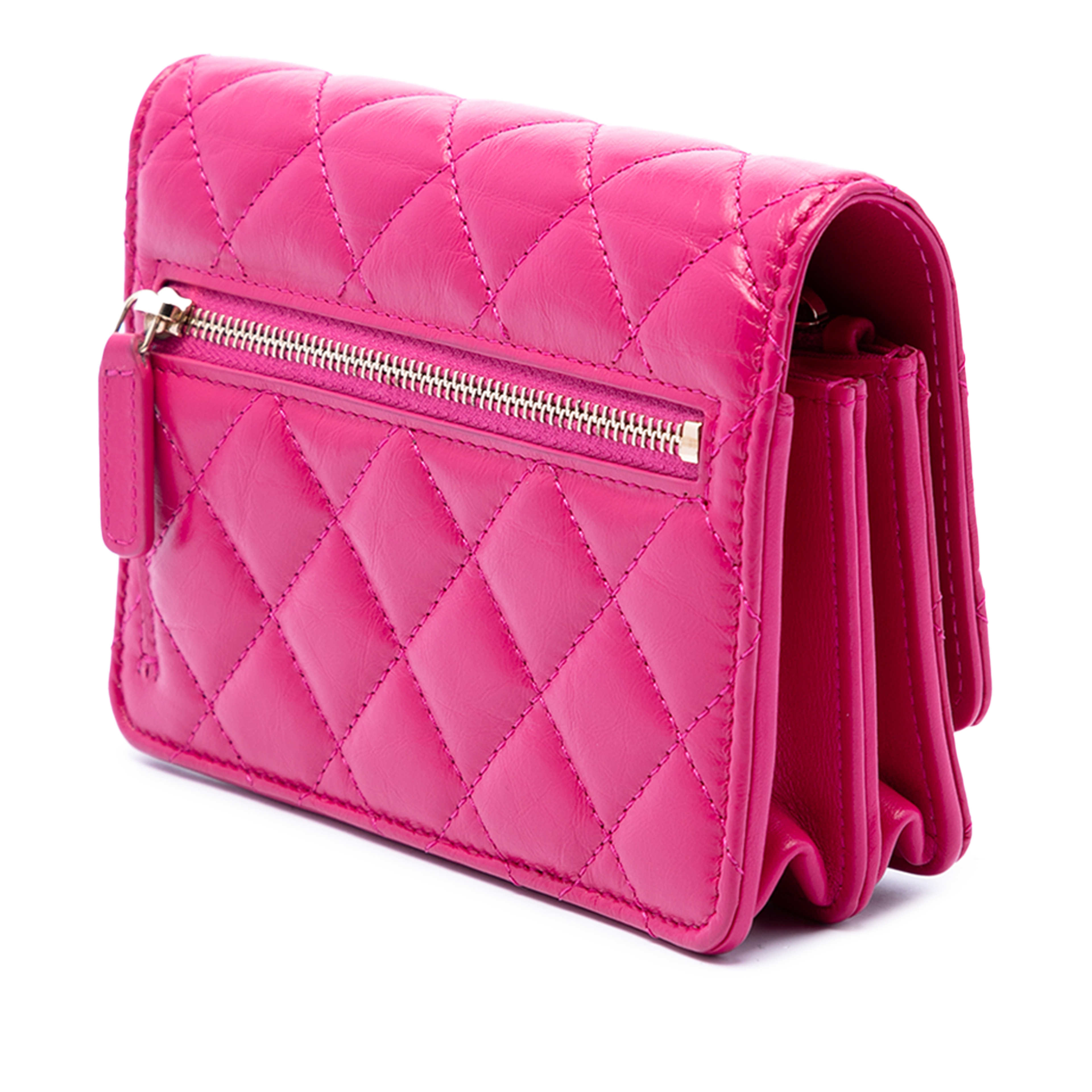Chanel Mini Quilted Aged Calfskin Reissue 2.55 Wallet On Chain, från Luxclusif, i färgen rosa. Klicka för att öppna bilden i stort format