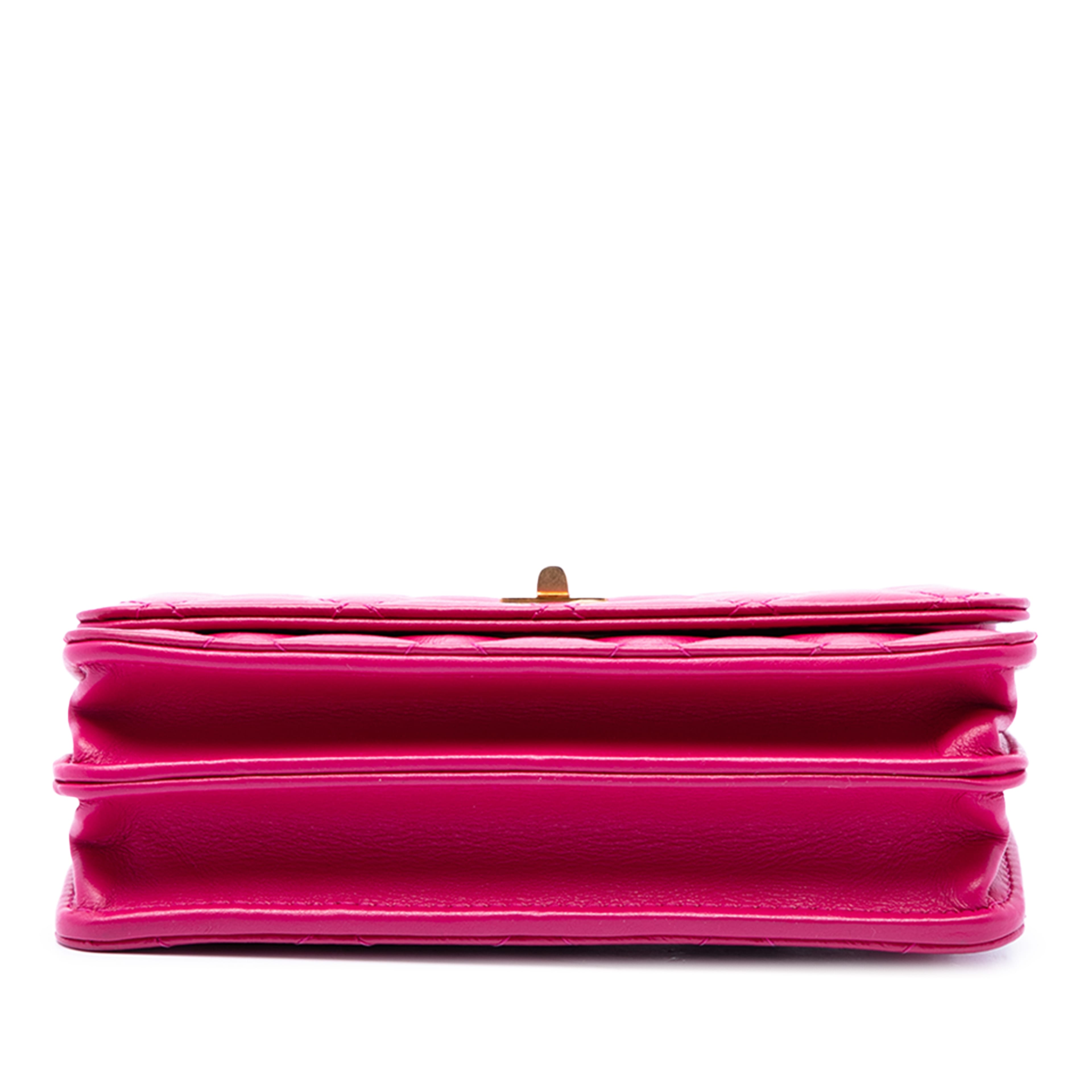 Chanel Mini Quilted Aged Calfskin Reissue 2.55 Wallet On Chain, från Luxclusif, i färgen rosa. Klicka för att öppna bilden i stort format