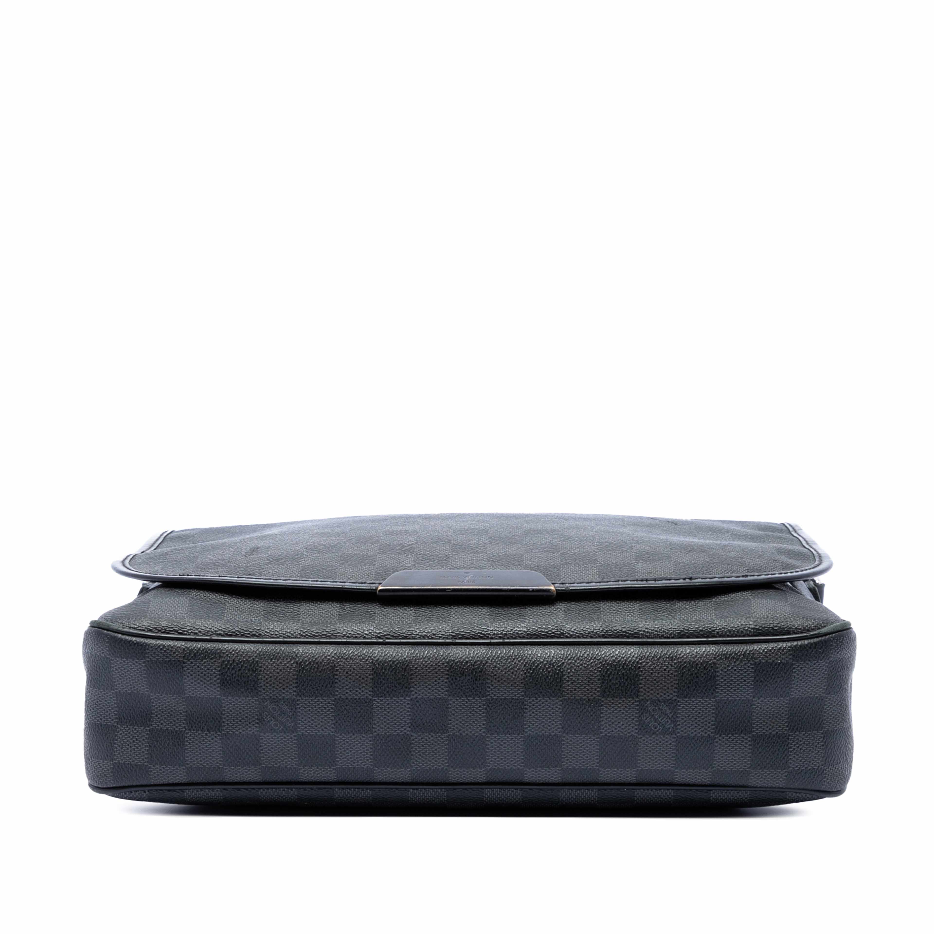 Louis Vuitton Damier Graphite Daniel Mm, från Luxclusif, i färgen svart. Klicka för att öppna bilden i stort format
