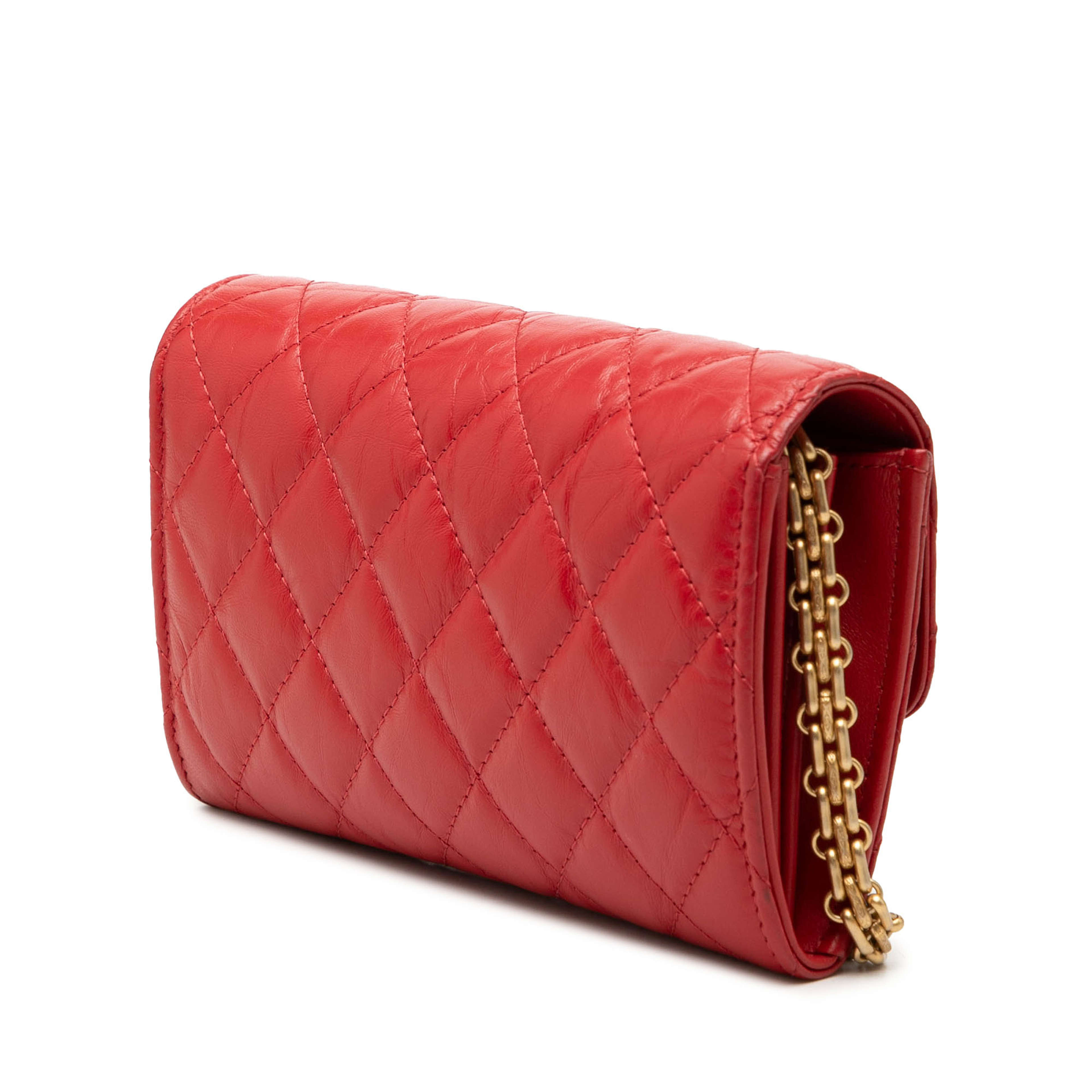 Chanel Quilted Aged Calfskin Reissue 2.55 Clutch With Chain, från Luxclusif, i färgen röd. Klicka för att öppna bilden i stort format